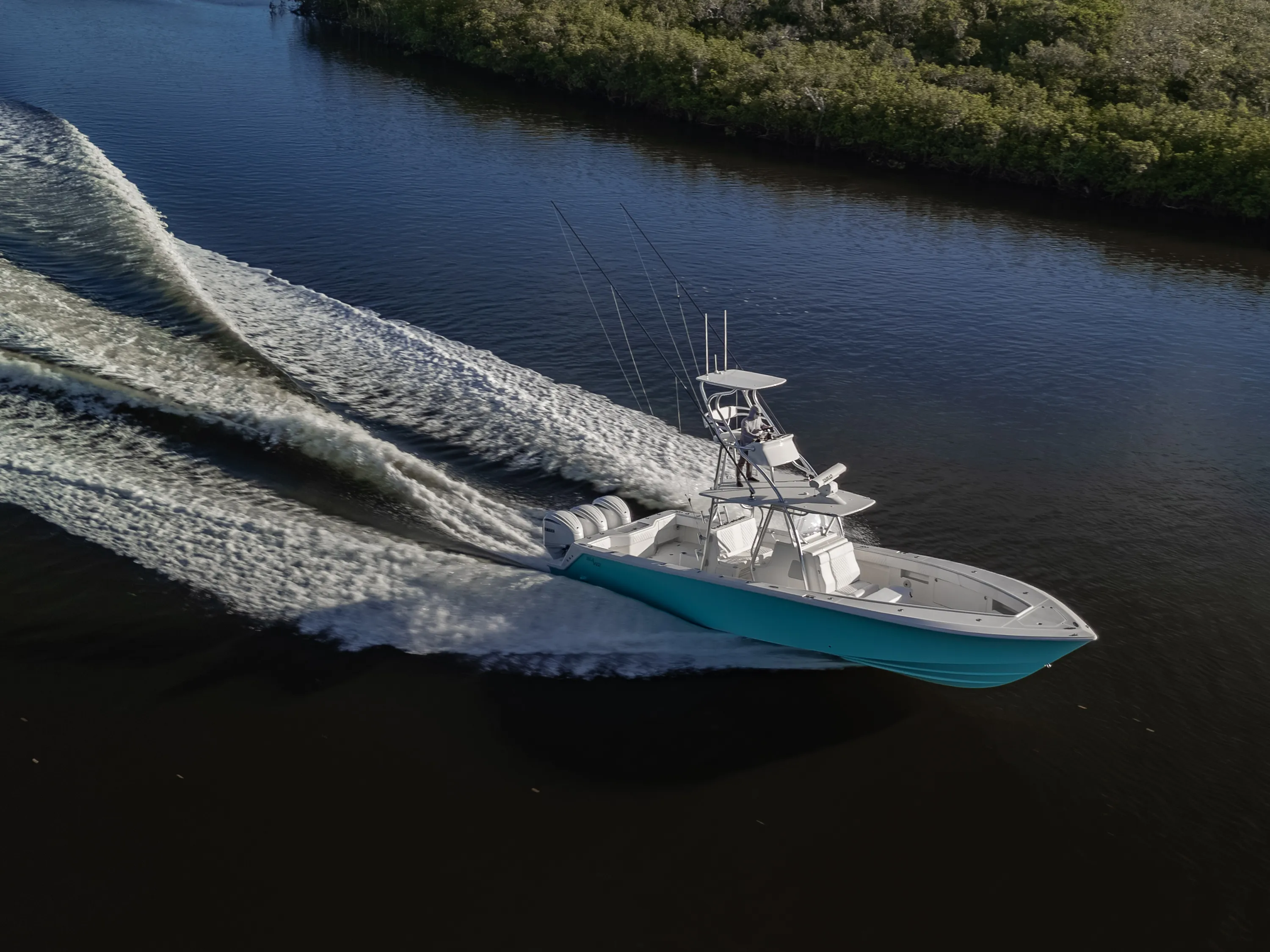 SeaVee 39: aerial running bow quarter