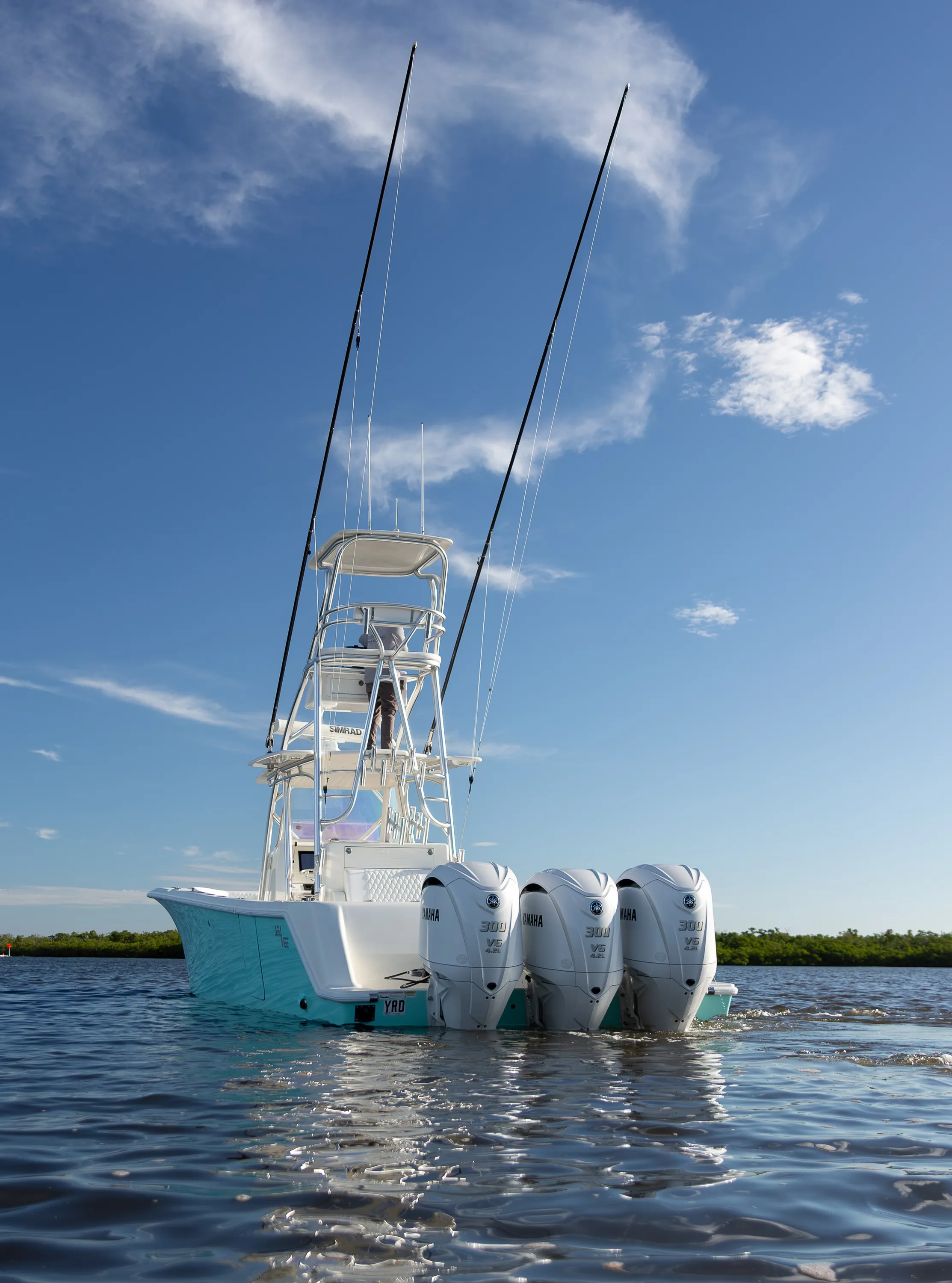 SeaVee 39: triple outboards and tower astern