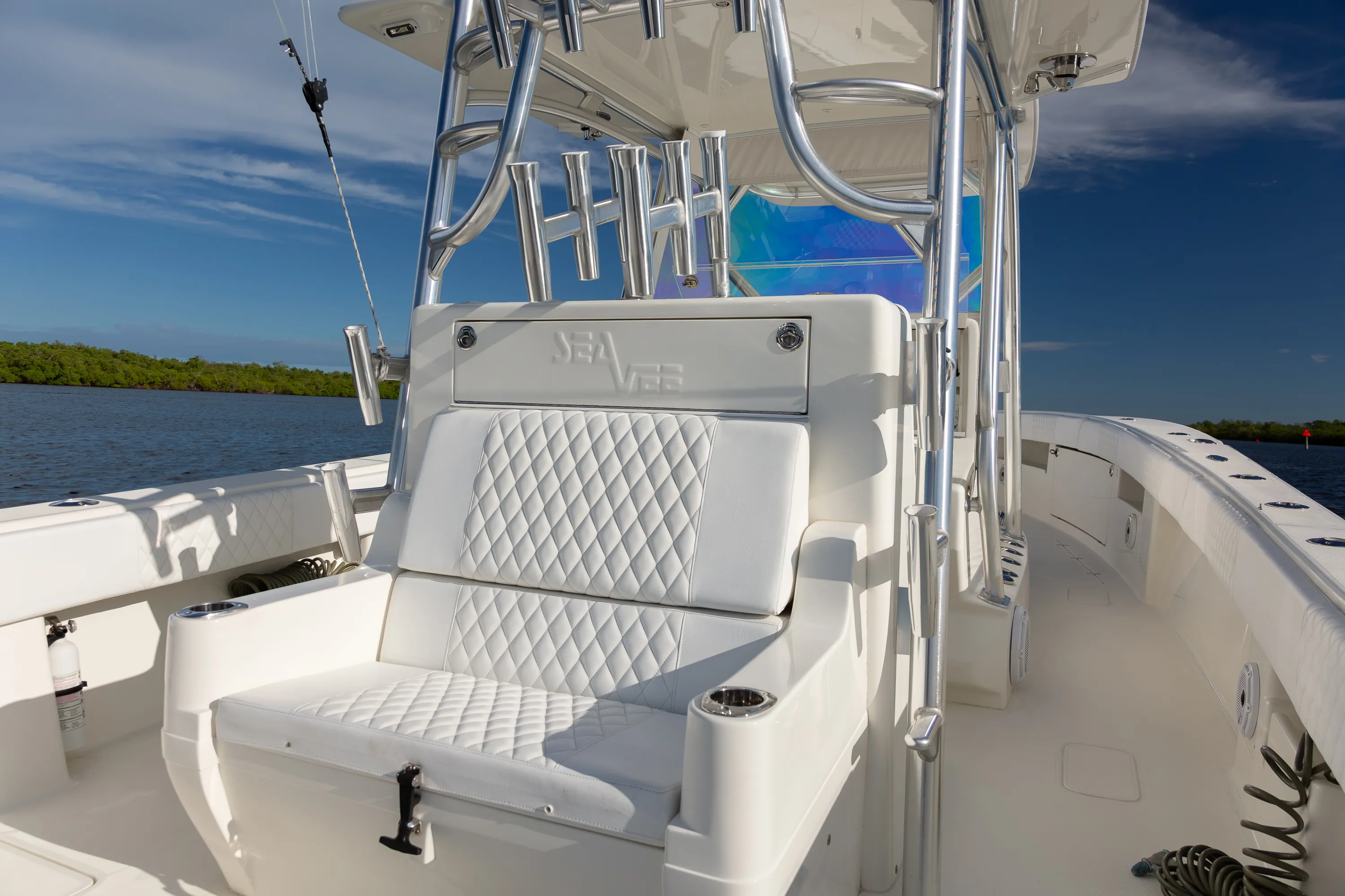 SeaVee 39: leaning post quilted seat