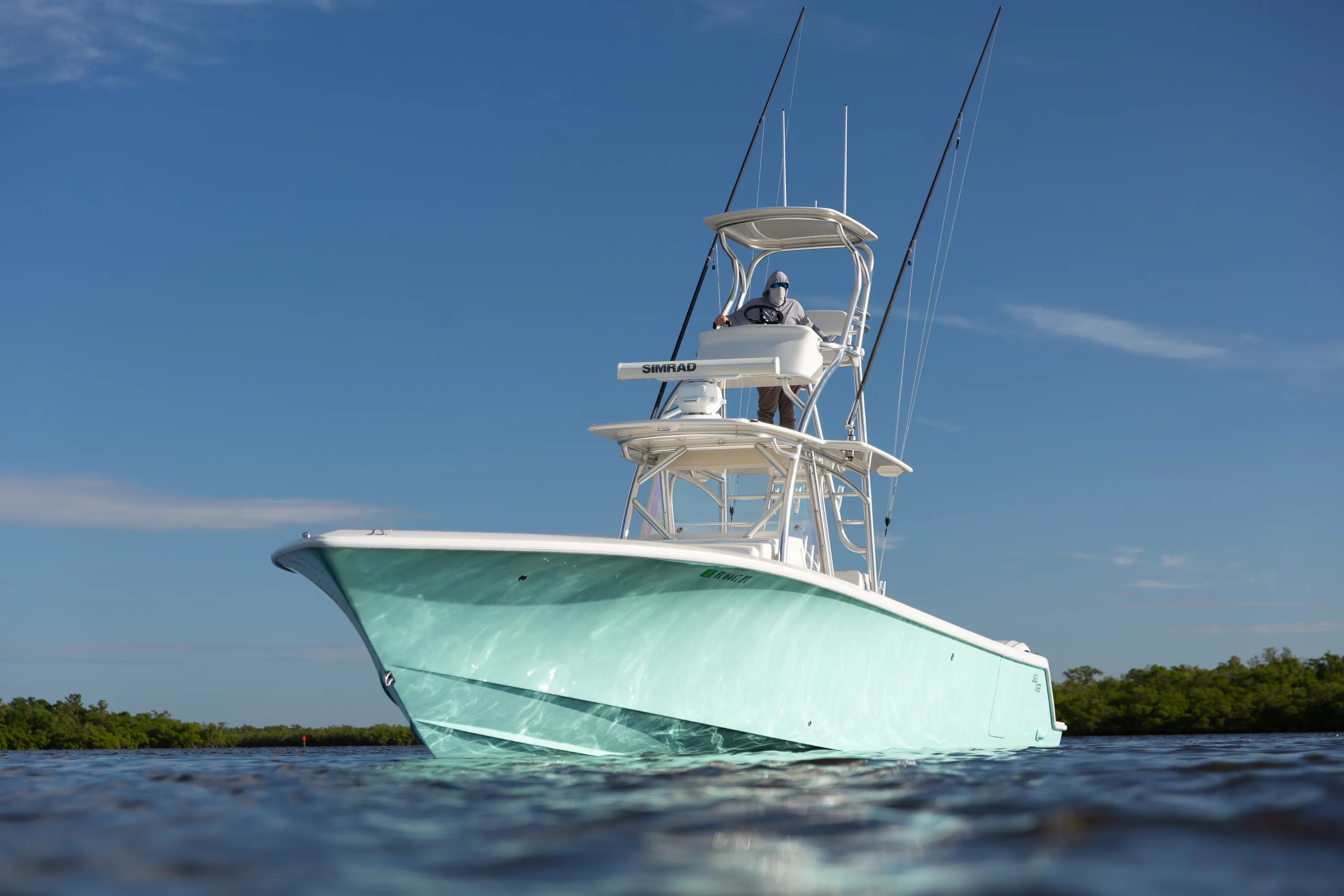 SeaVee 39: bow quarter from waterline