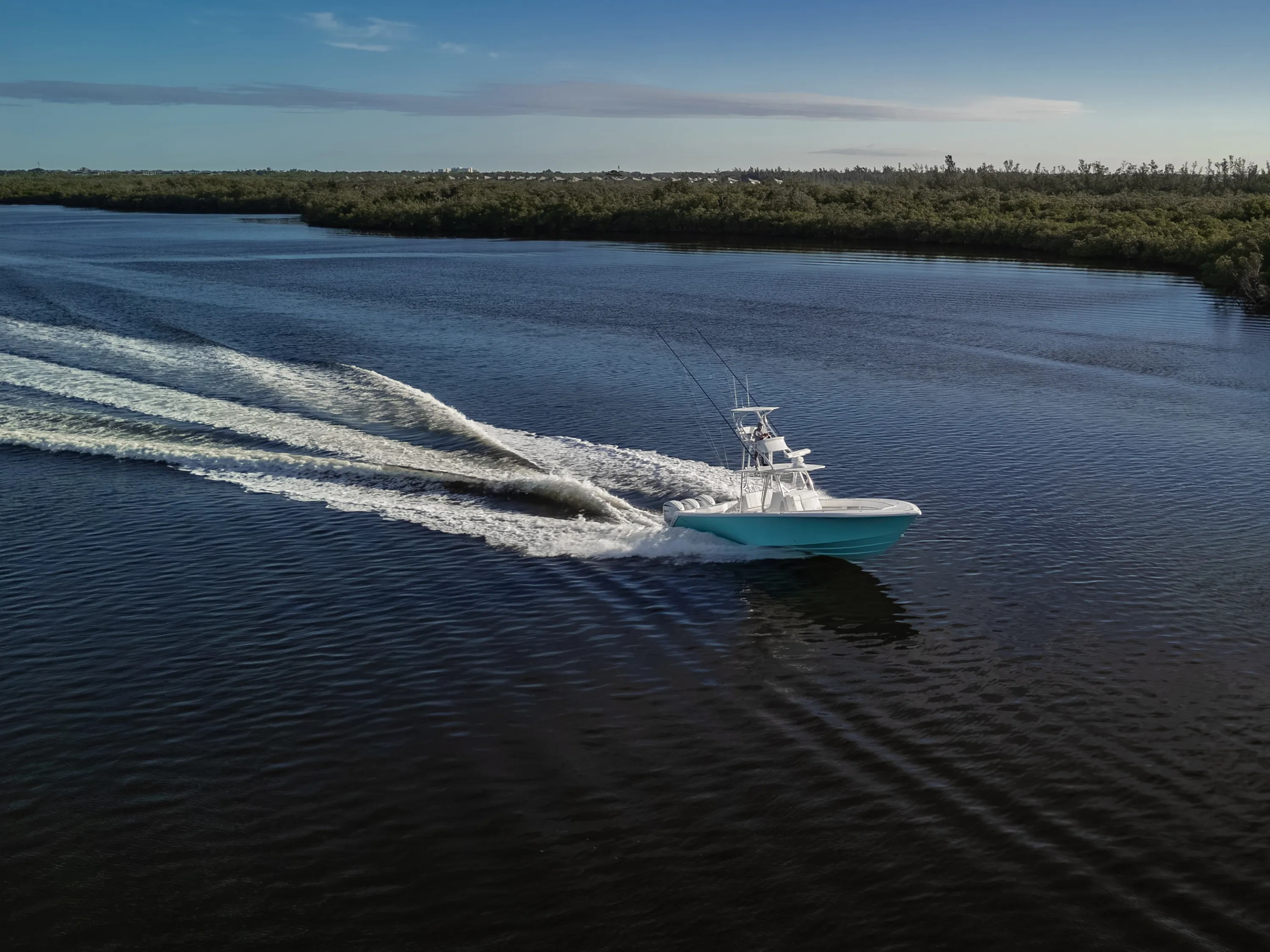 SeaVee 39: aerial running wide wake