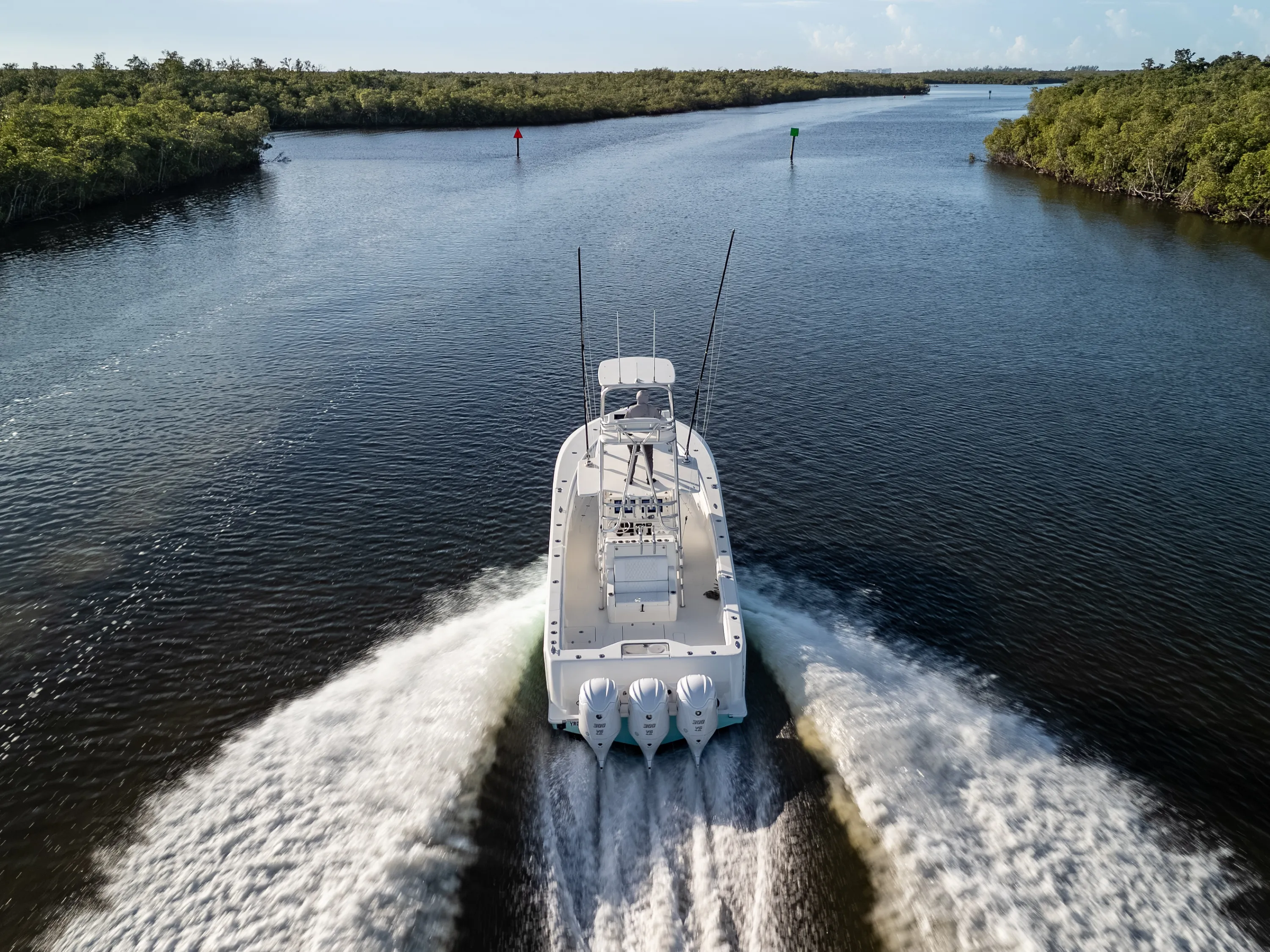 SeaVee 39: aerial running from astern