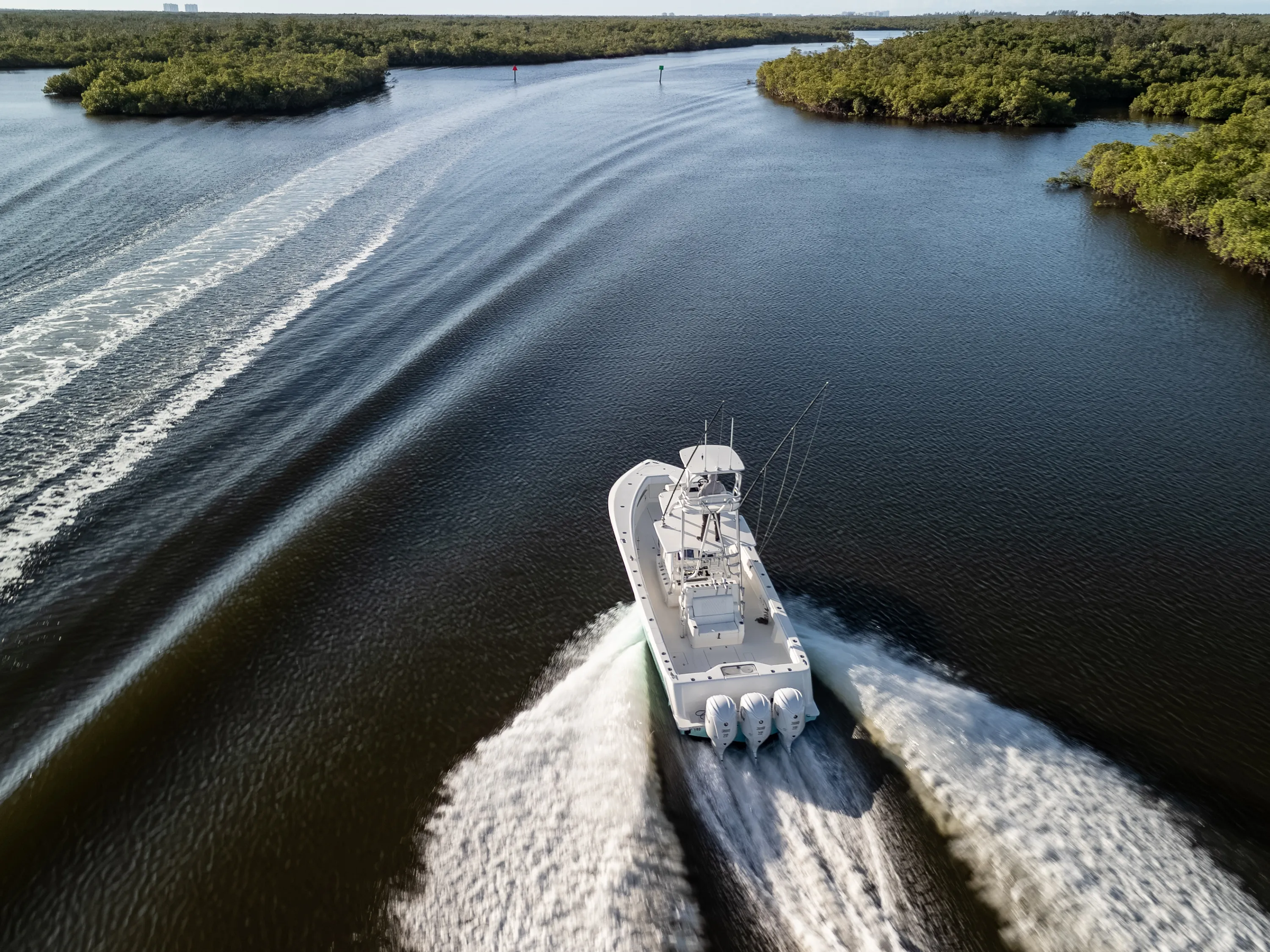 SeaVee 39: aerial running from astern wide