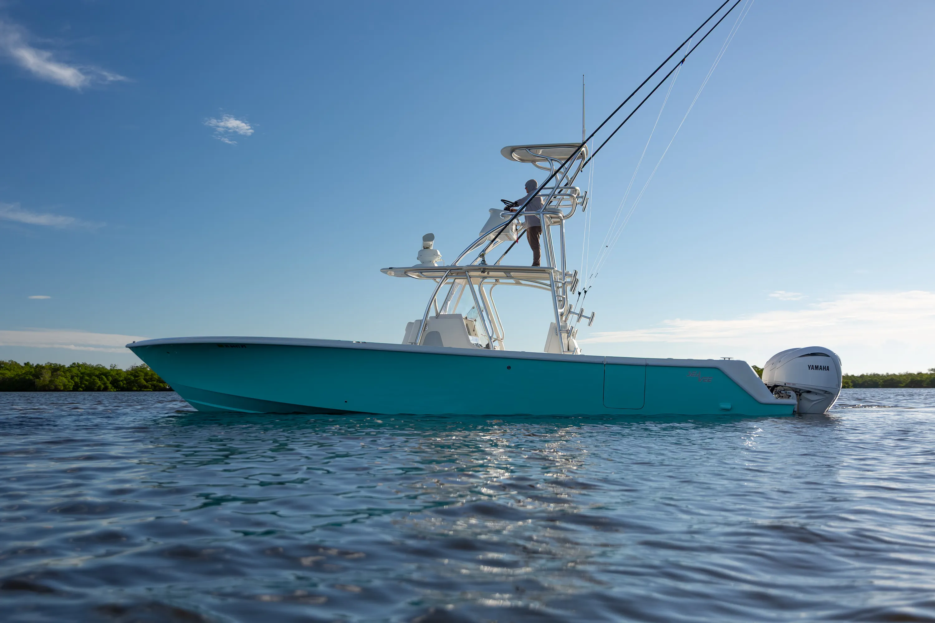 SeaVee 39: profile backlit low angle