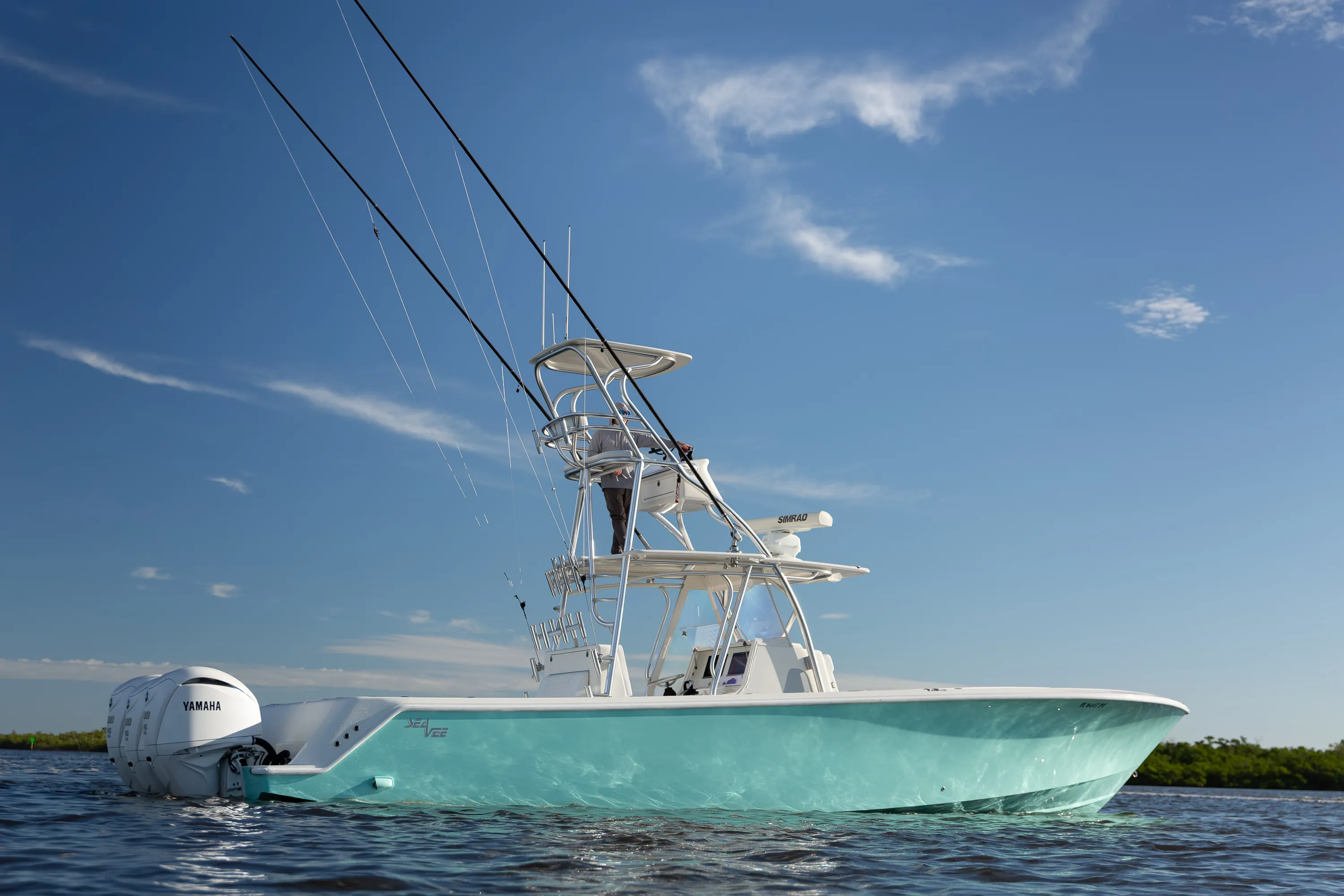 SeaVee 39: stern quarter waterline close