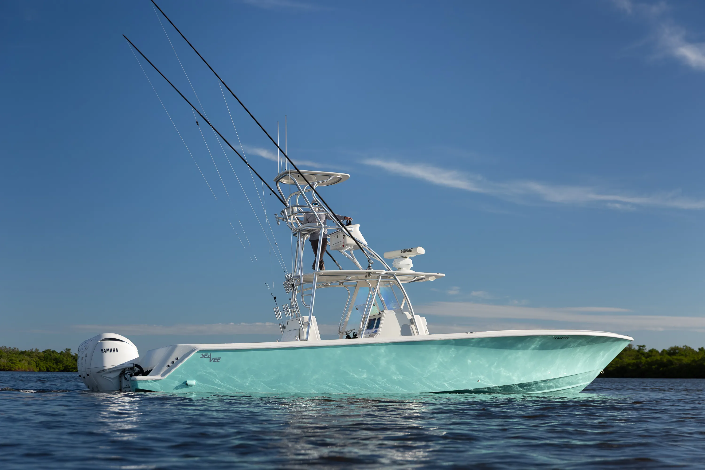 SeaVee 39: stern quarter waterline mid