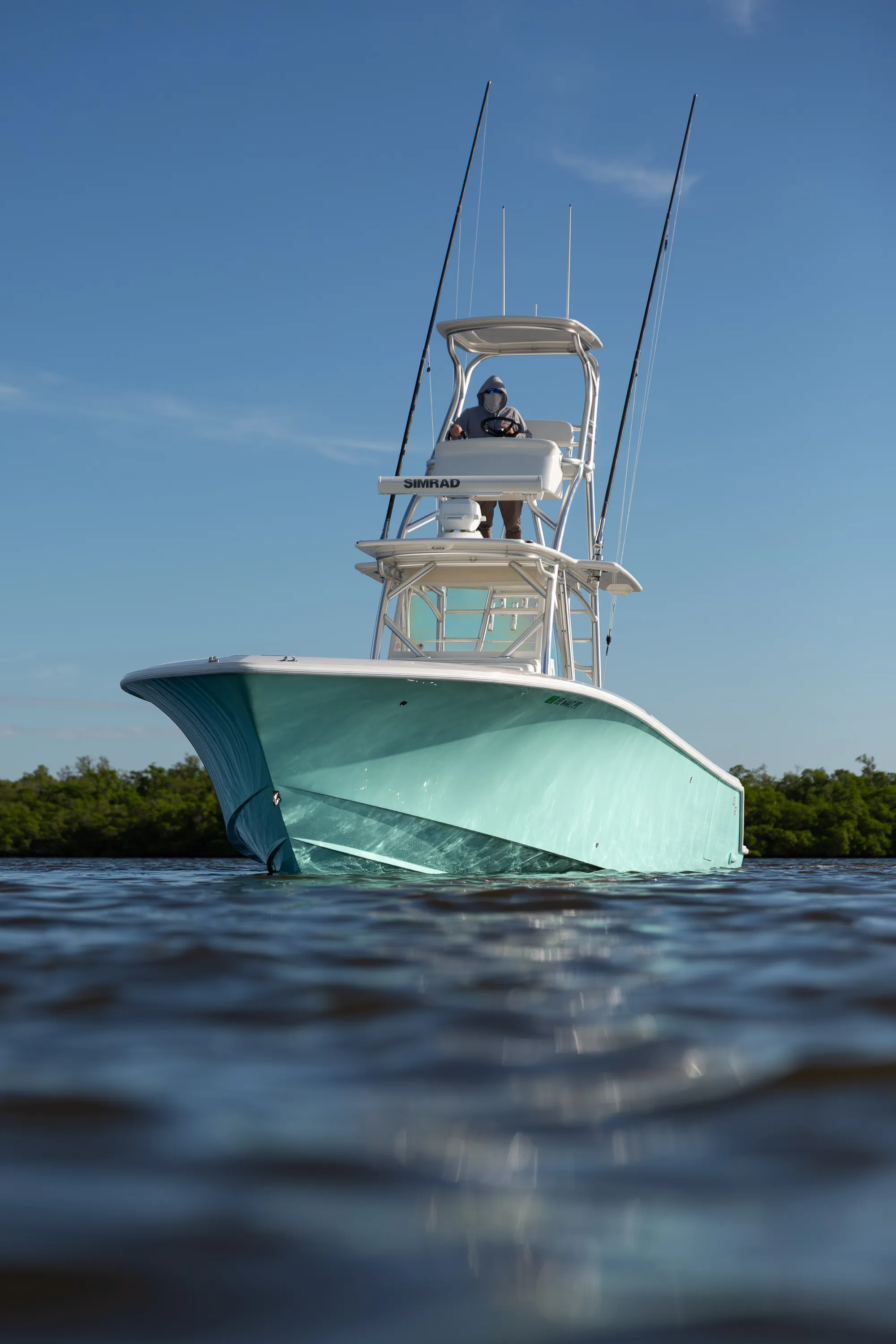 SeaVee 39: bow head on from waterline