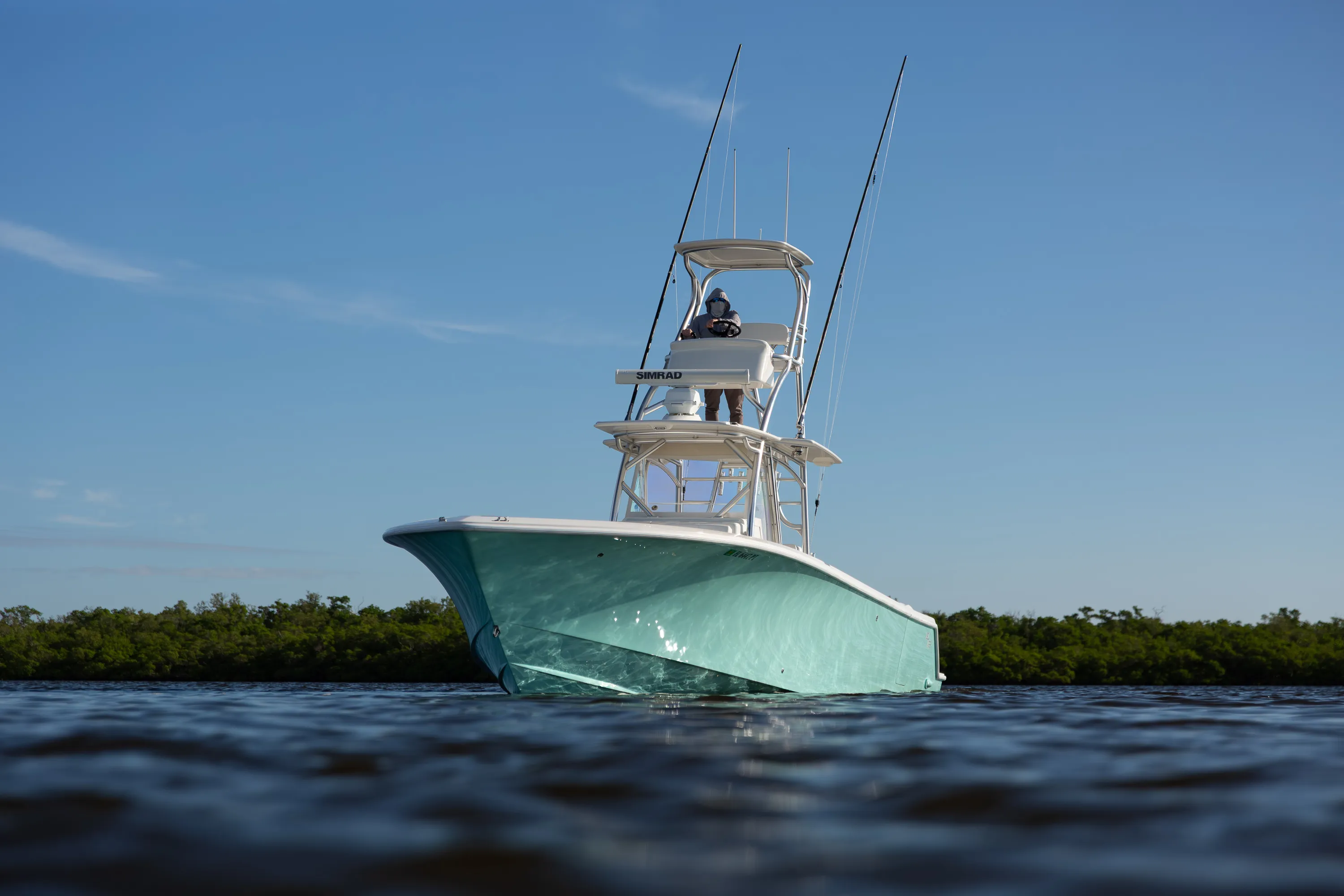 SeaVee 39: bow head on waterline wide