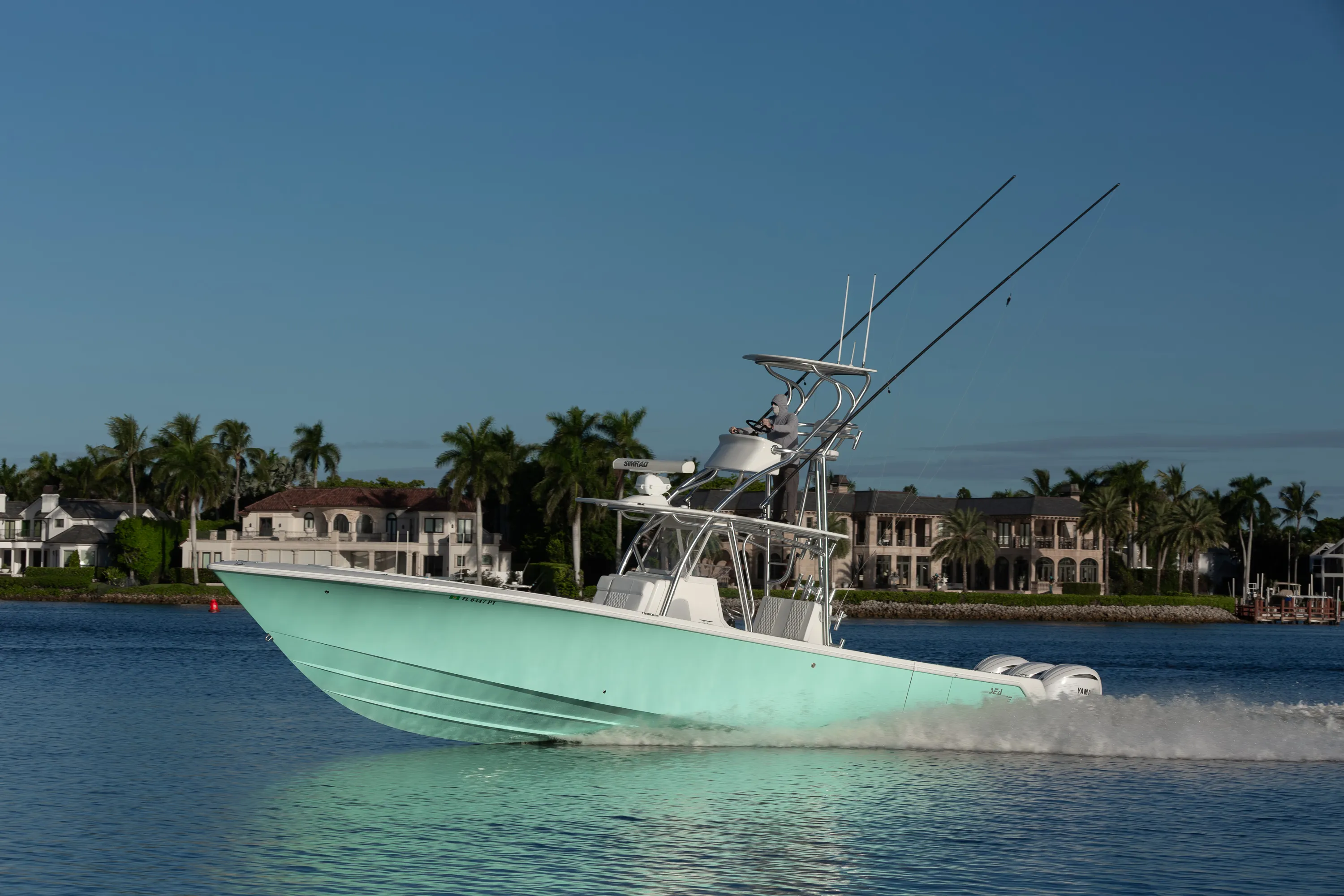 SeaVee 39: running profile blue sky wide