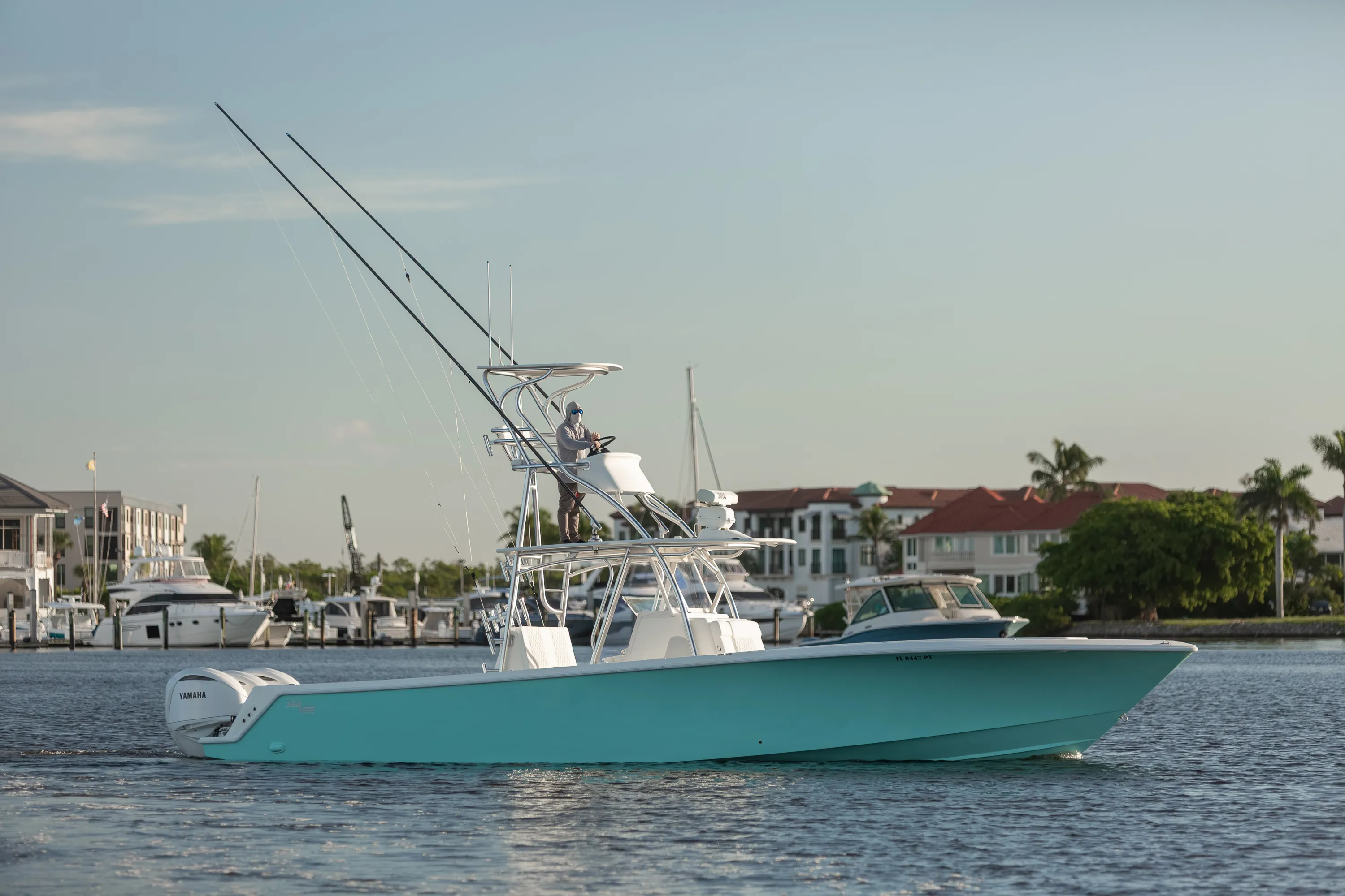 SeaVee 39: profile underway hazy sky