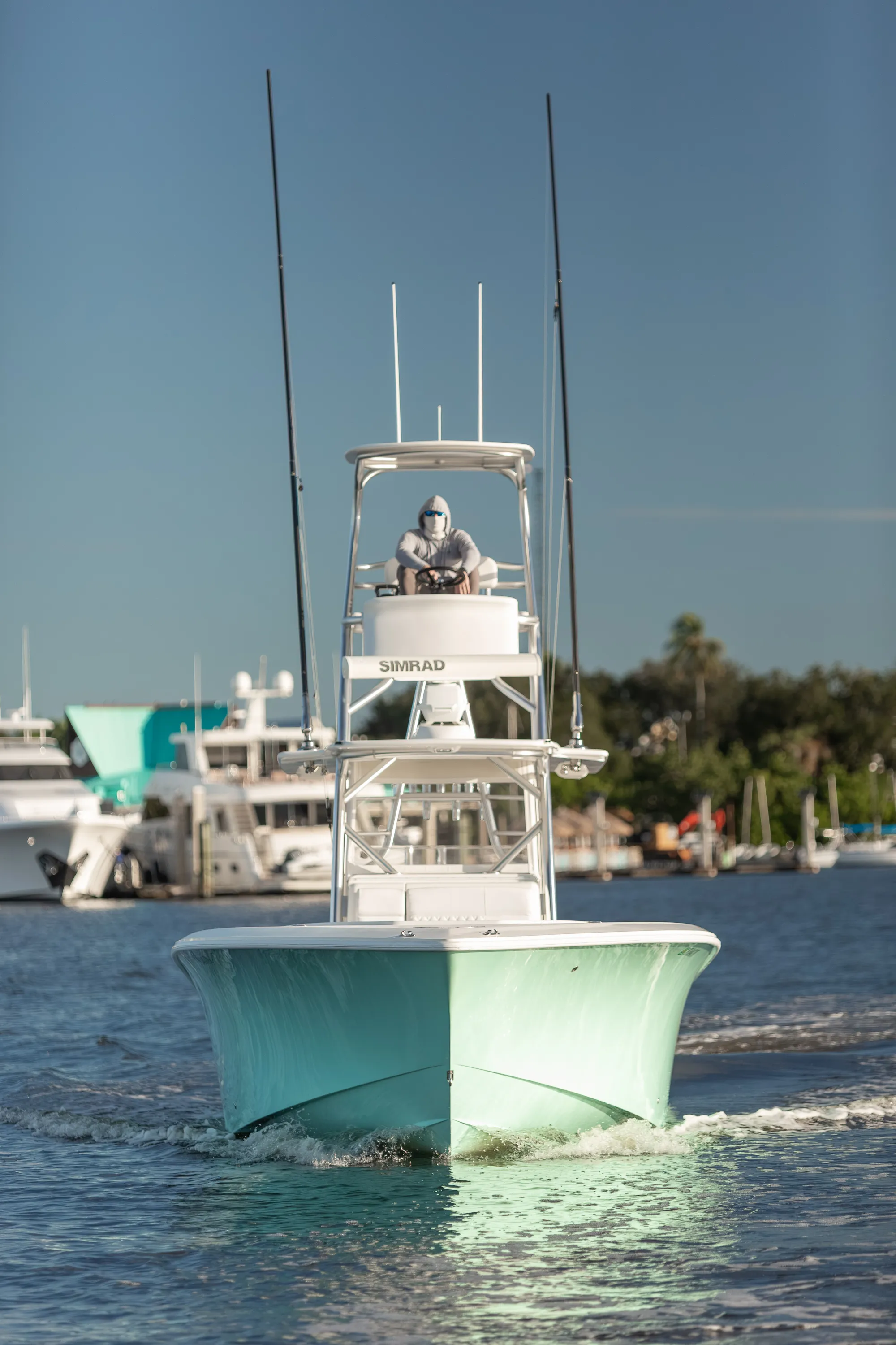 SeaVee 39: bow head on underway