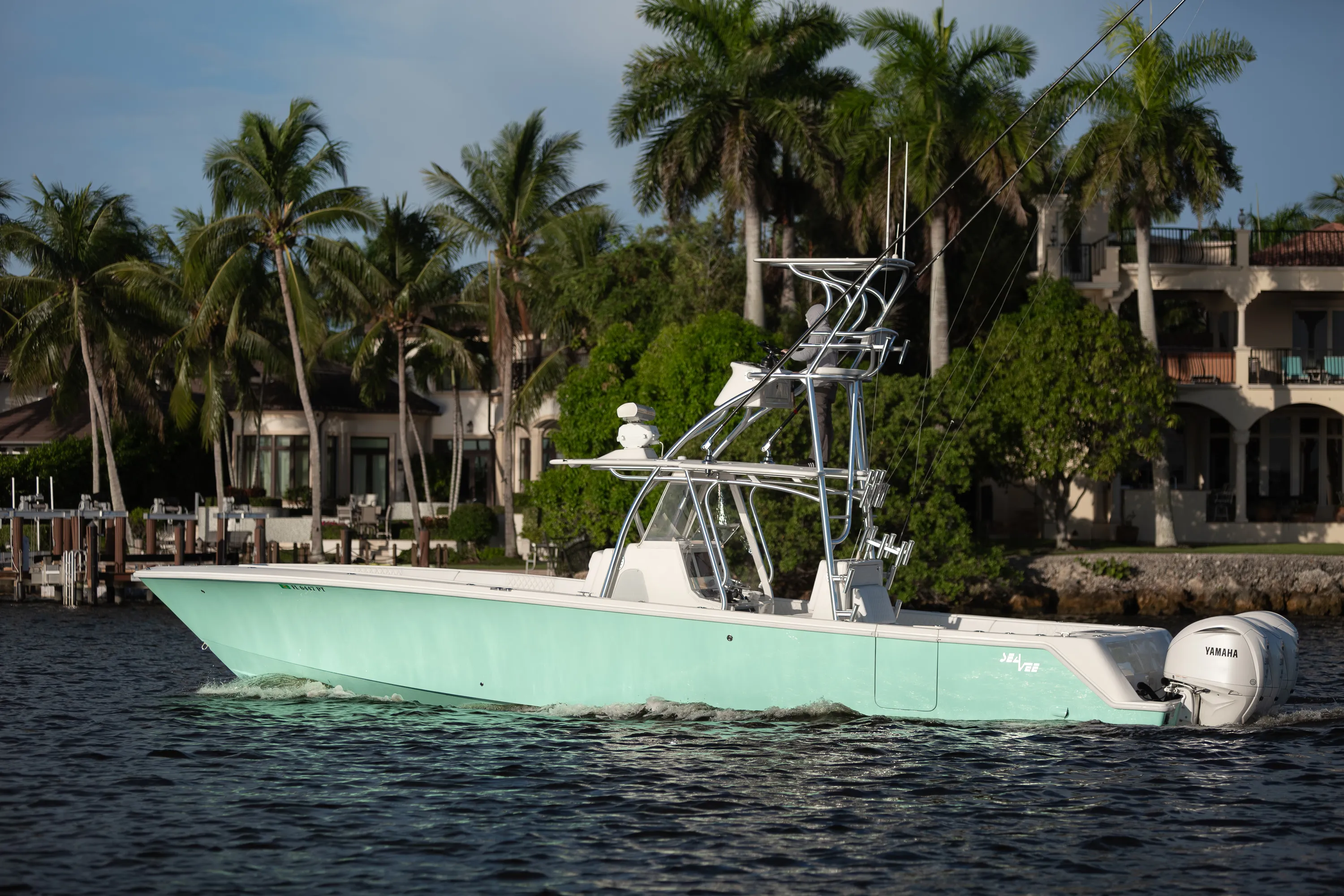 SeaVee 39: profile underway past palms