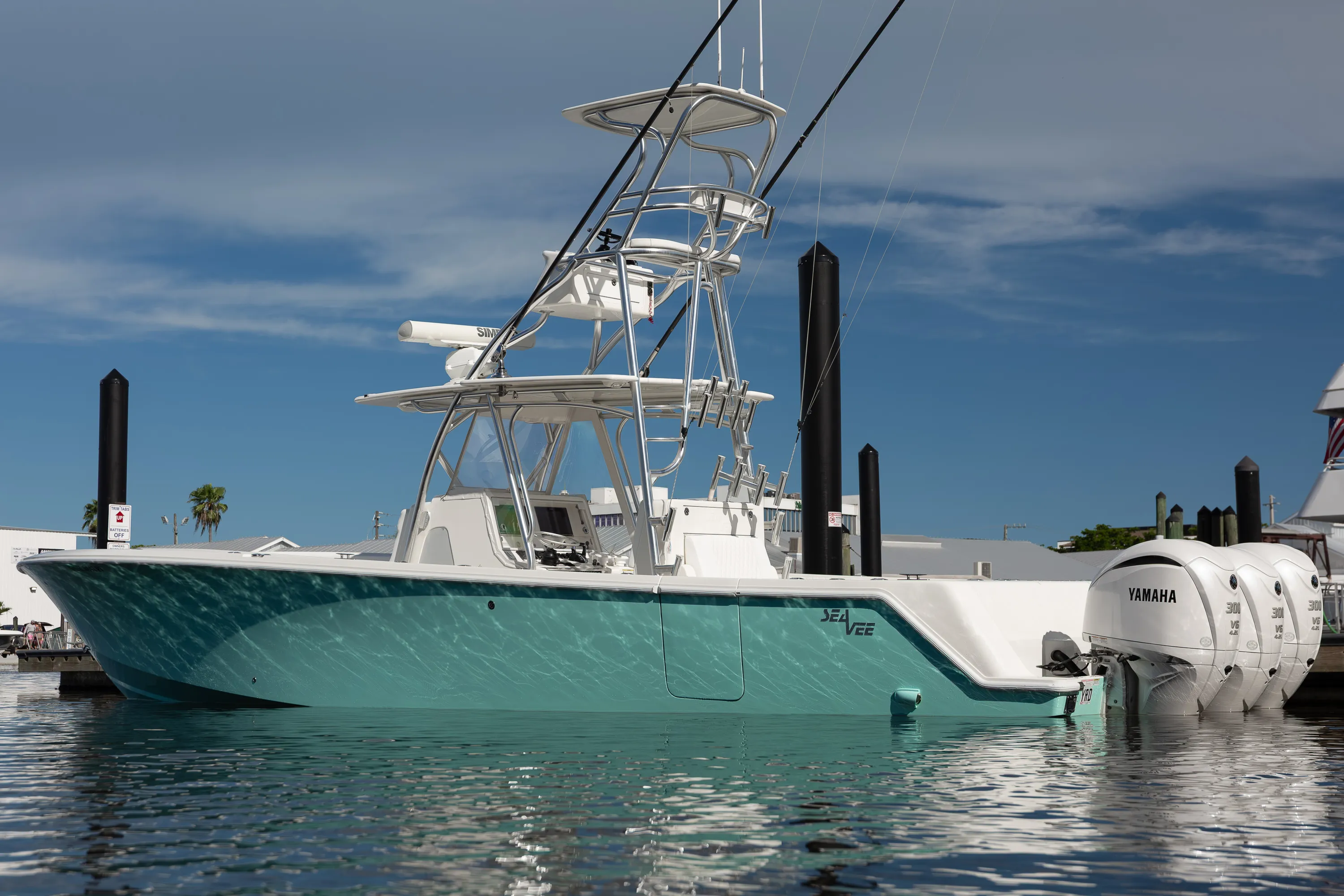 SeaVee 39: profile at dock low angle