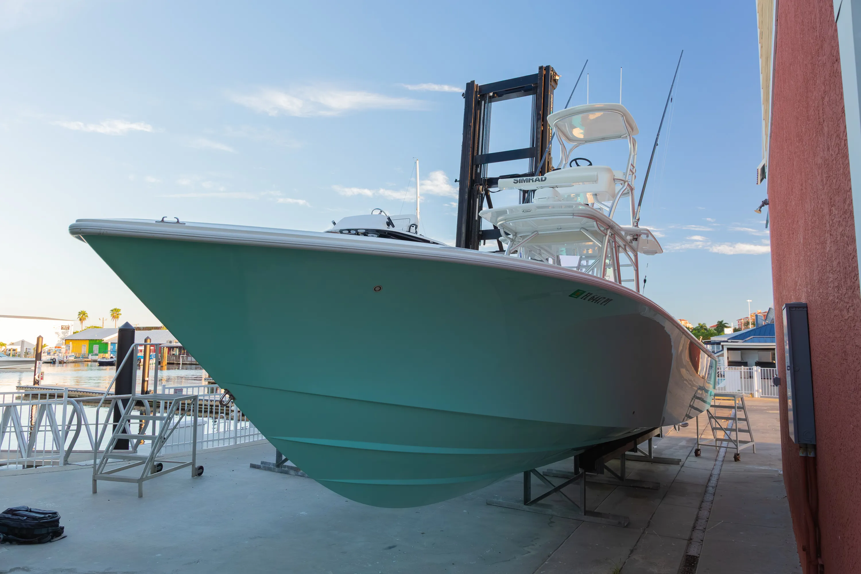 SeaVee 39: bow quarter on rack