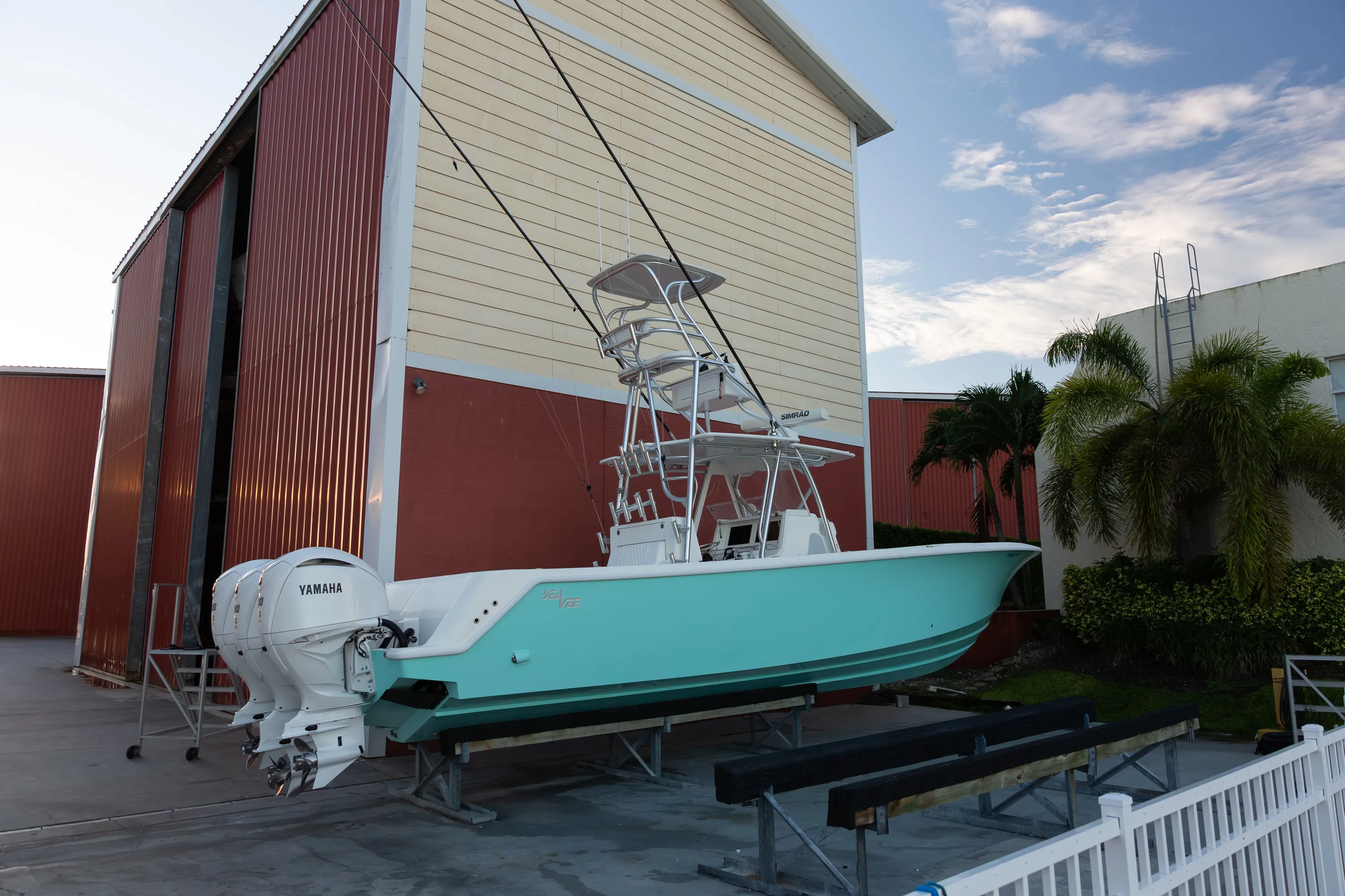SeaVee 39: stern quarter on blocks