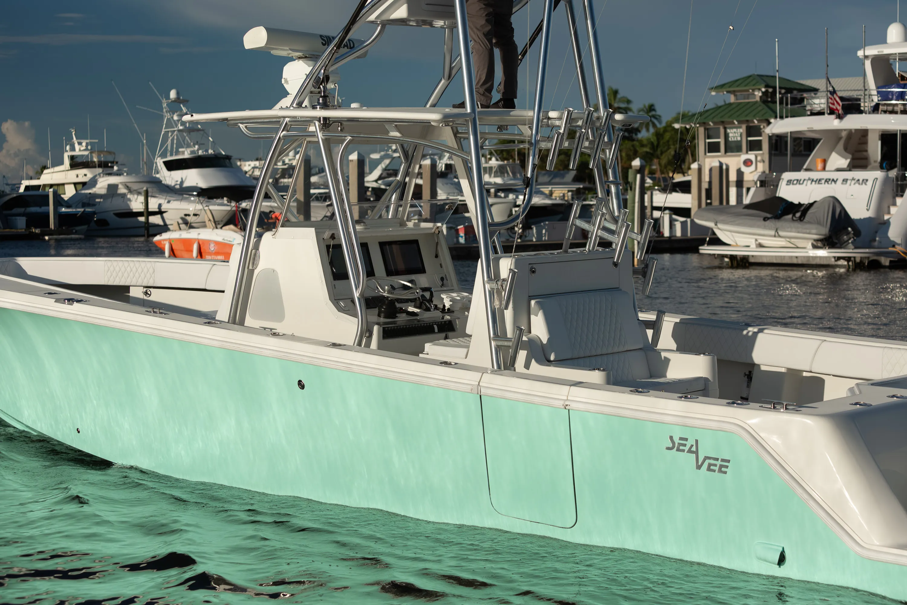 SeaVee 39: hull side door and console