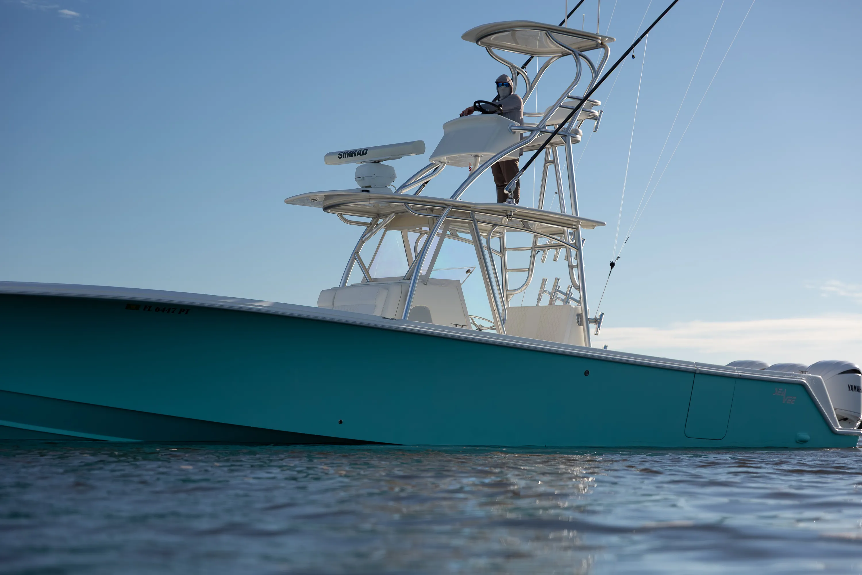 SeaVee 39: hull side shaded close