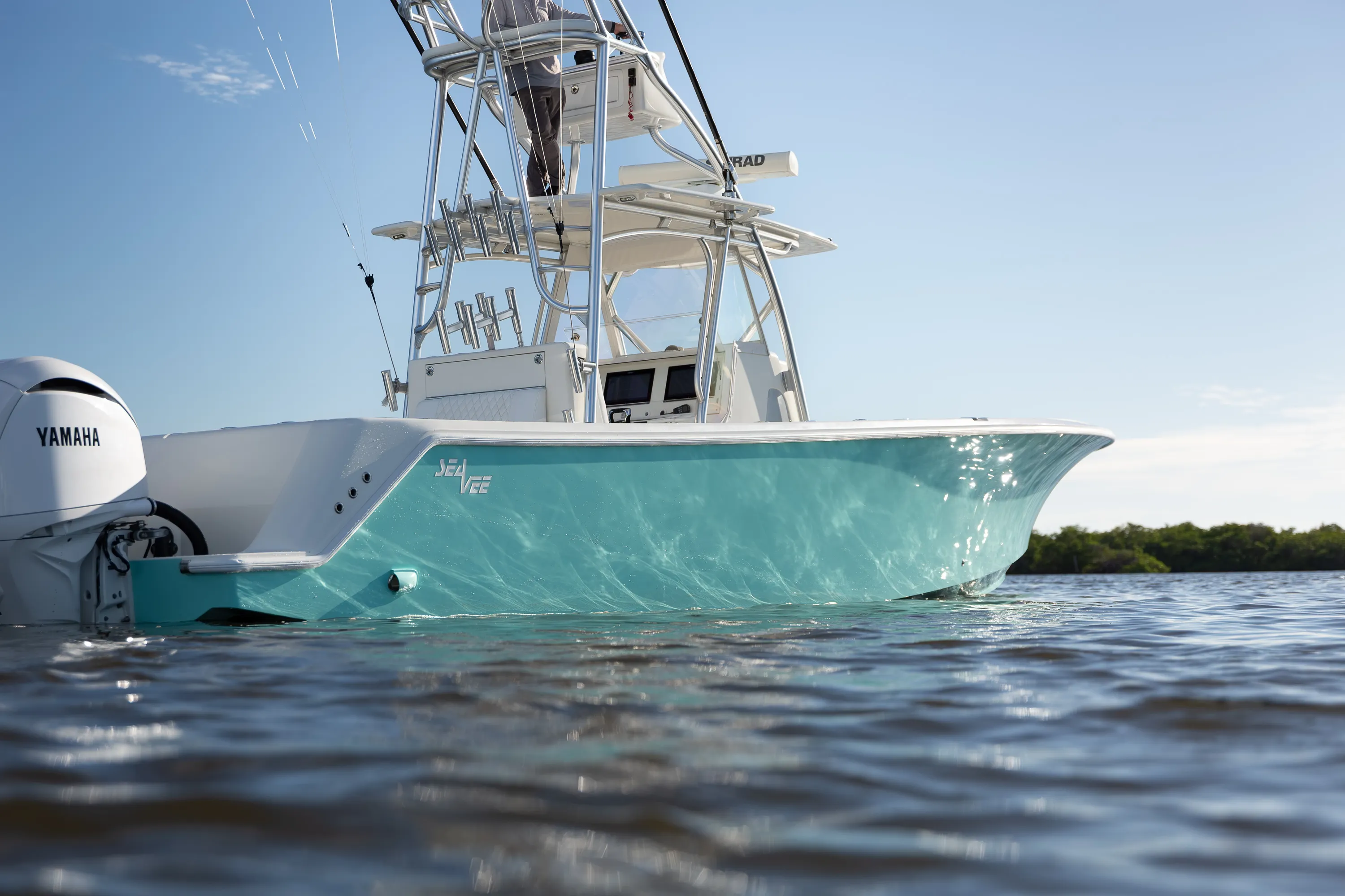 SeaVee 39: hull side reflections waterline