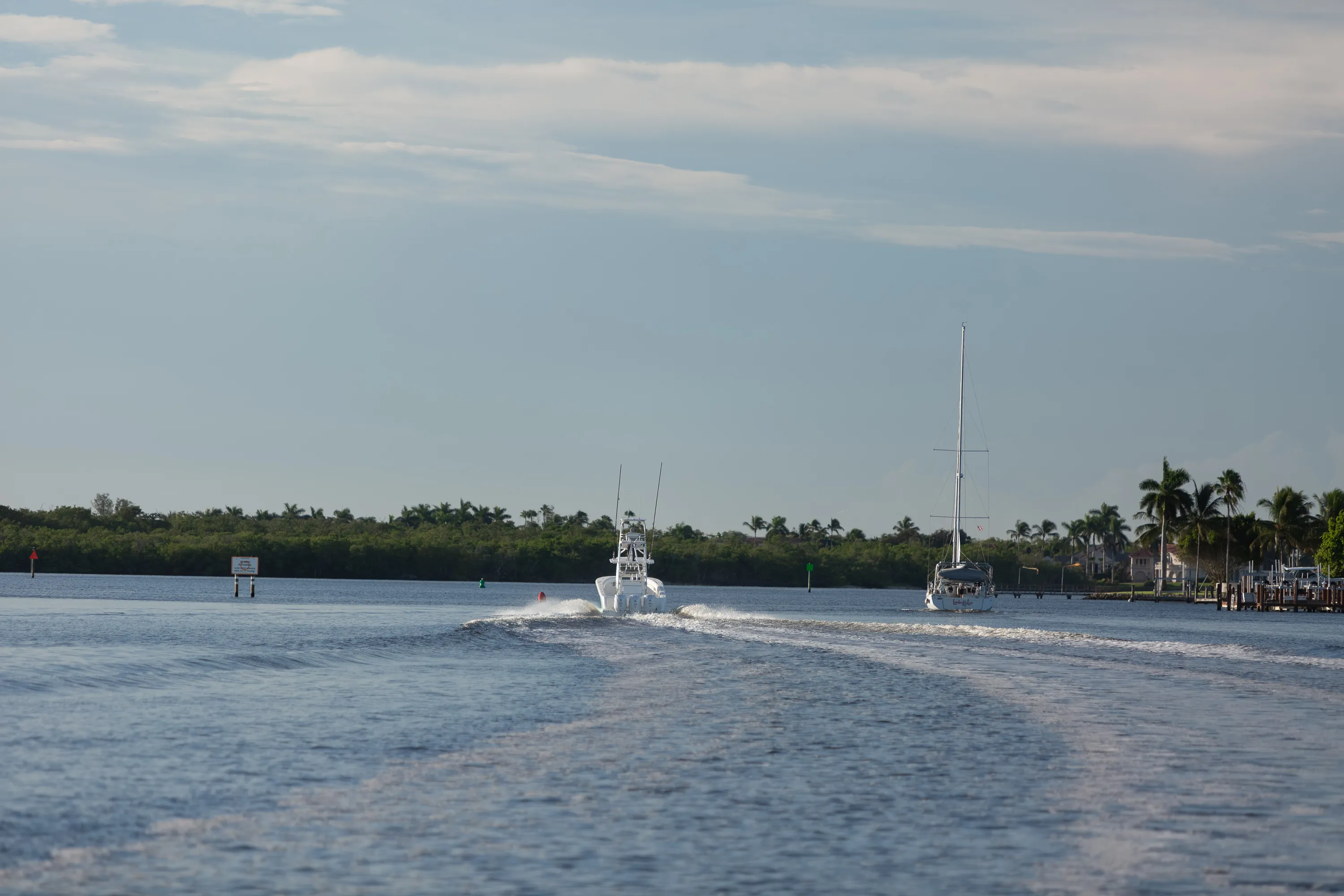 SeaVee 39: distant running from astern
