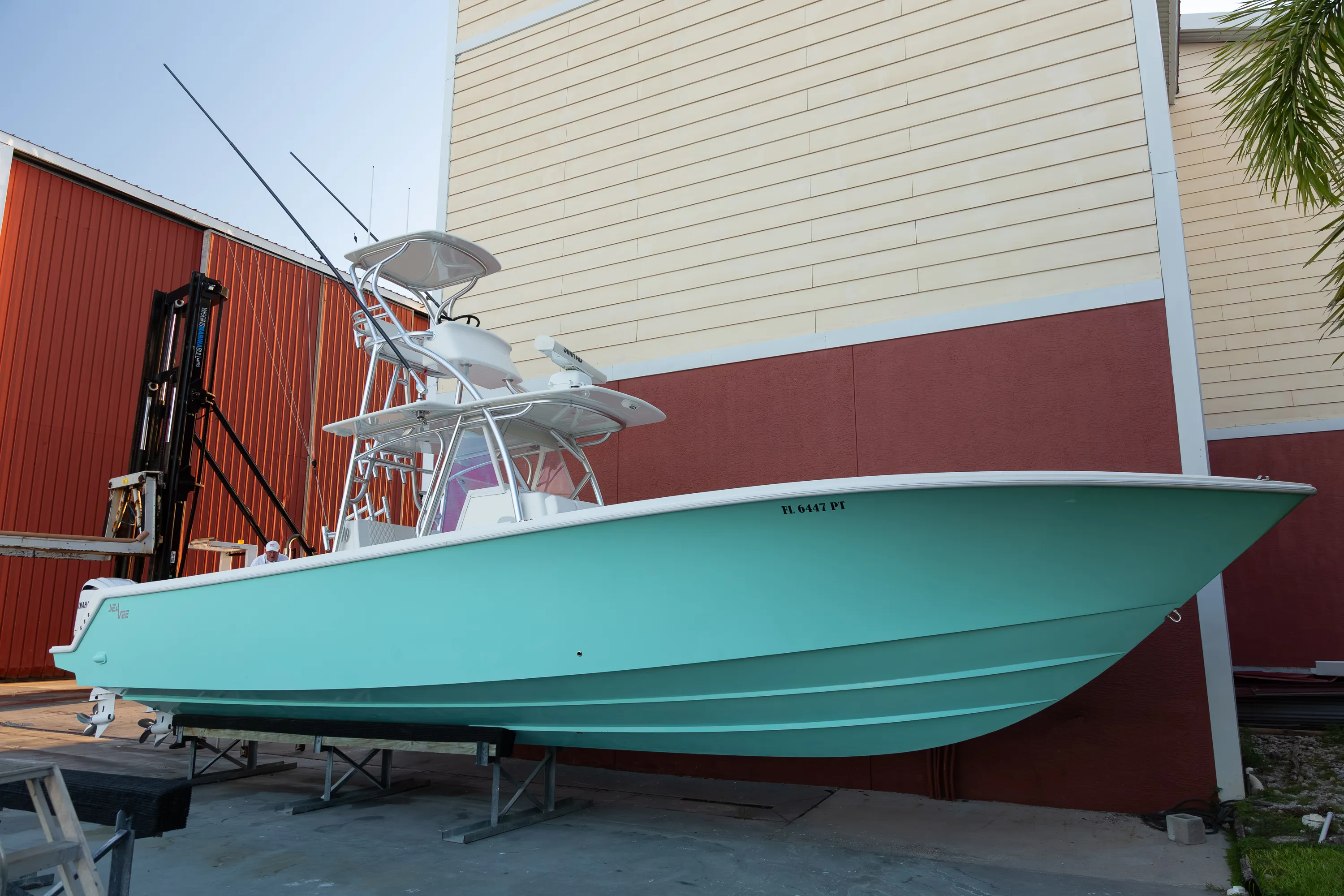 SeaVee 39: profile on blocks wide