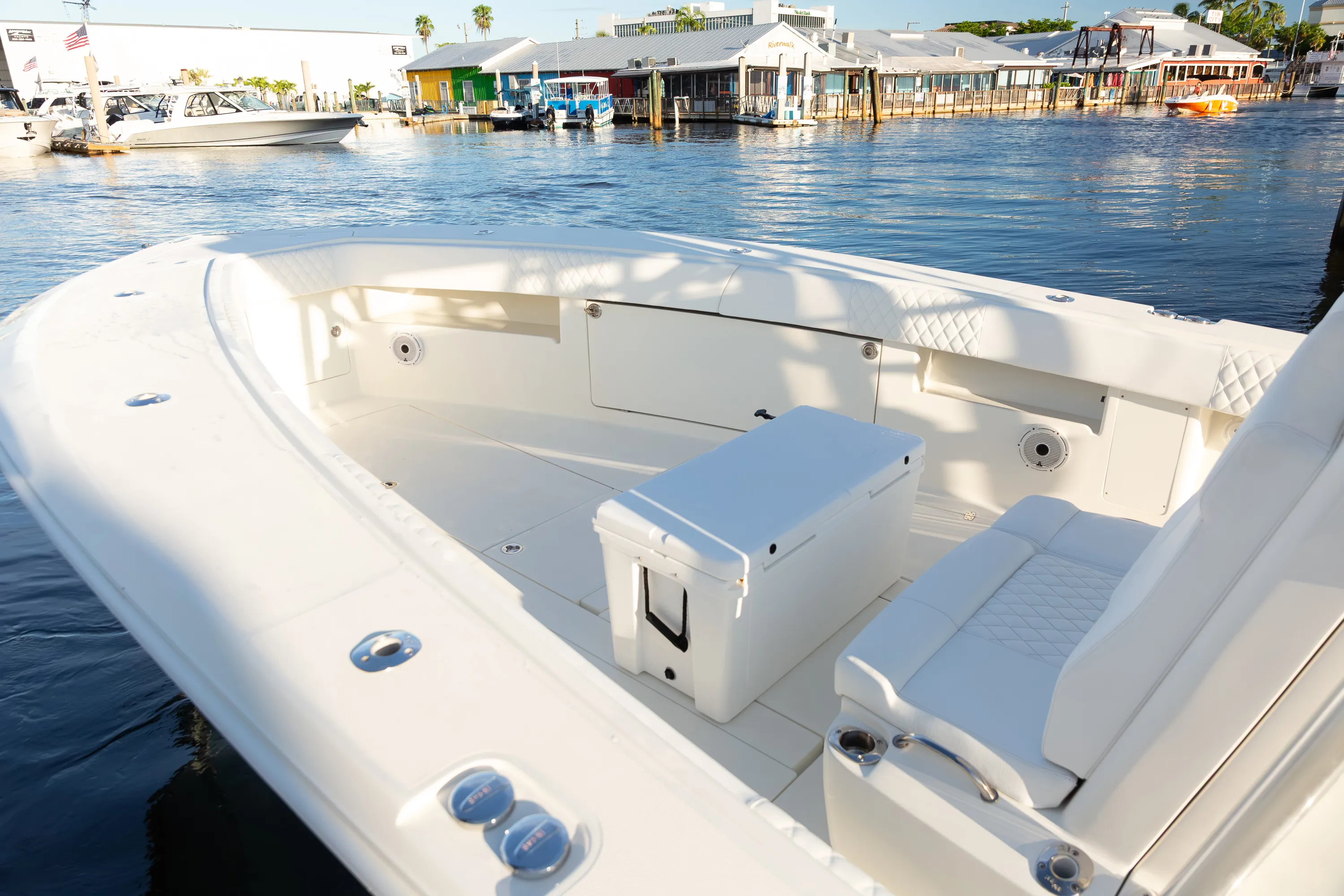 SeaVee 39: bow seating with cooler