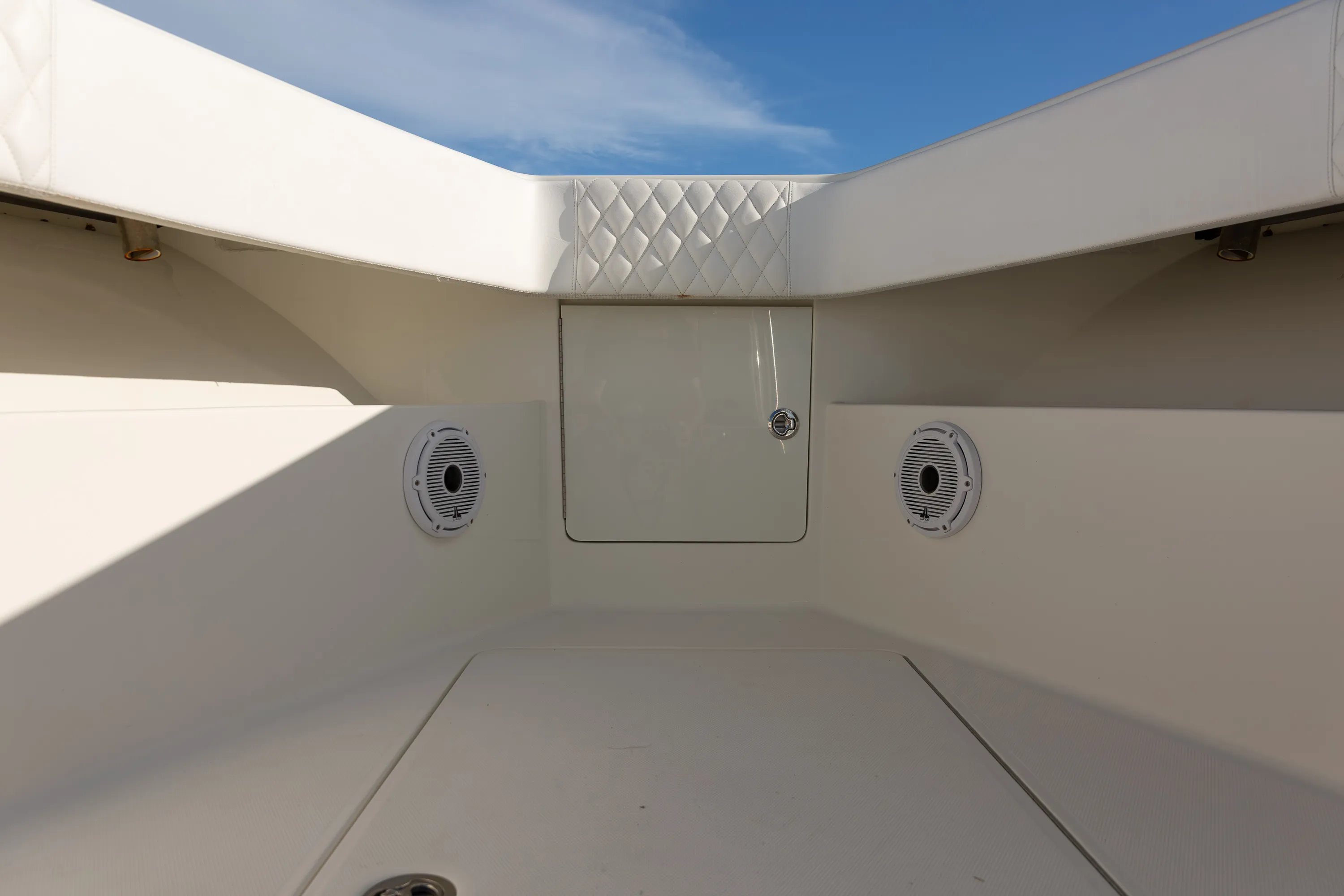 SeaVee 39: bow locker and speakers