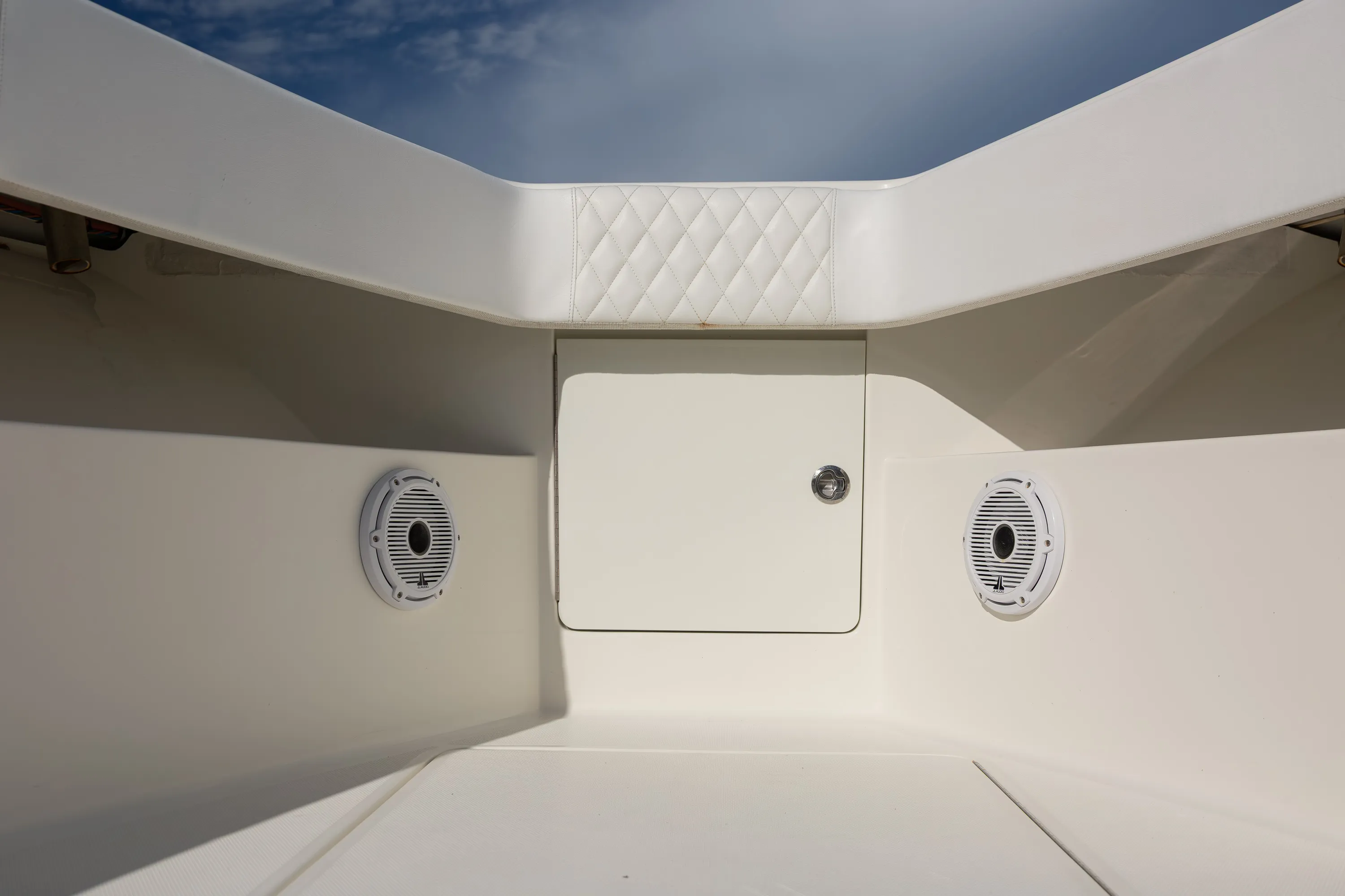 SeaVee 39: bow locker and speakers close