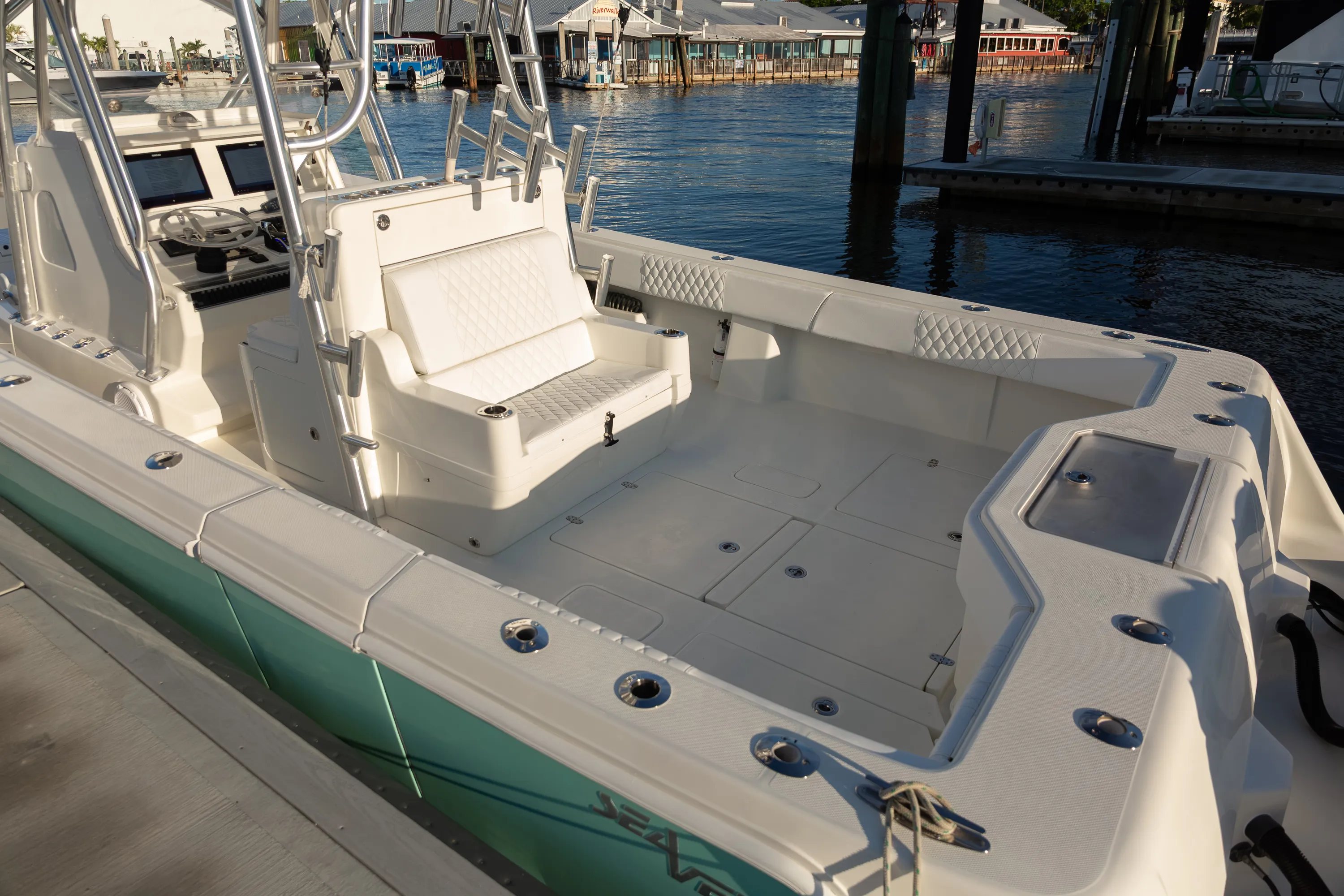 SeaVee 39: cockpit aft from dock