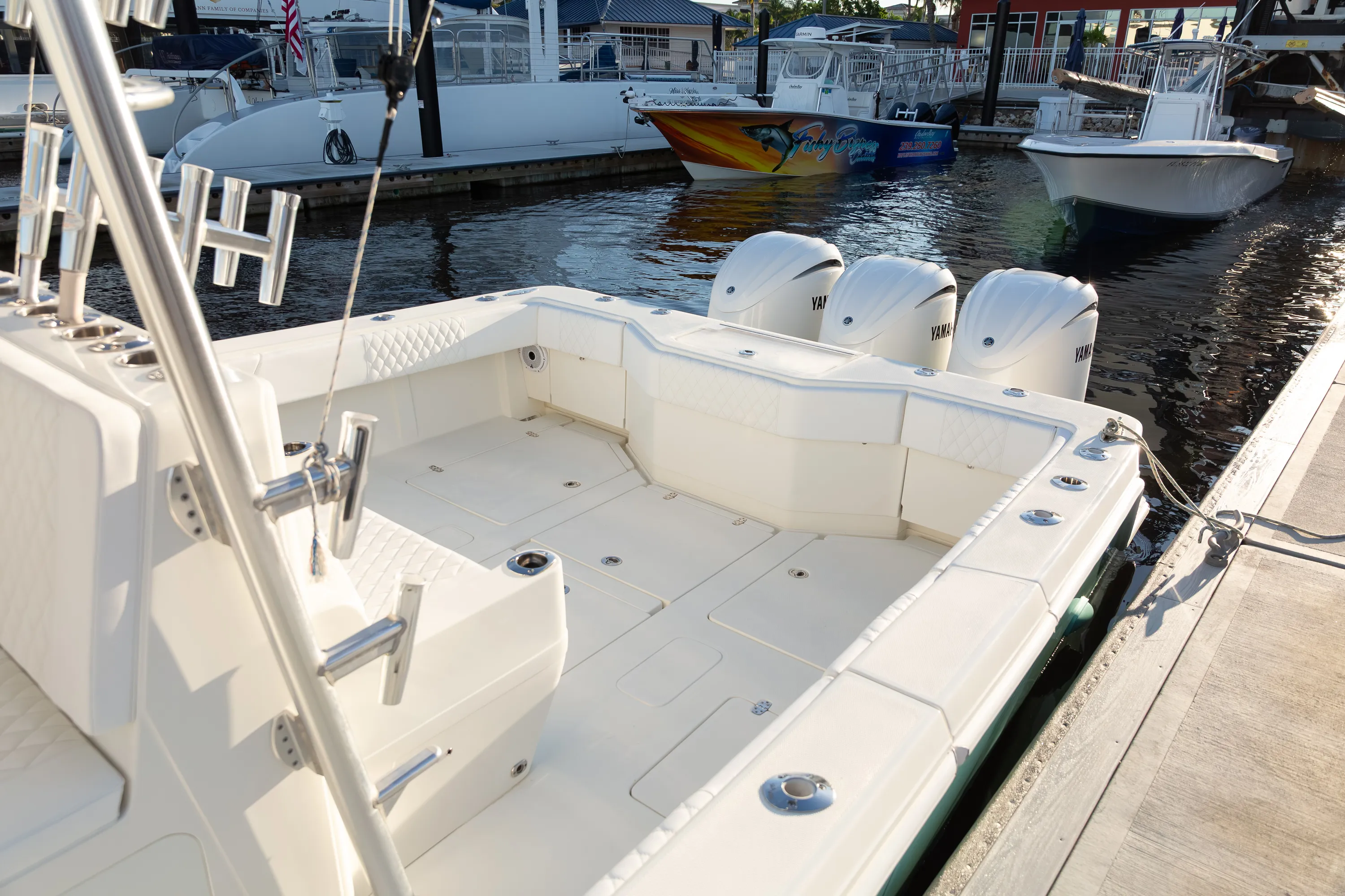 SeaVee 39: cockpit looking aft rod holders