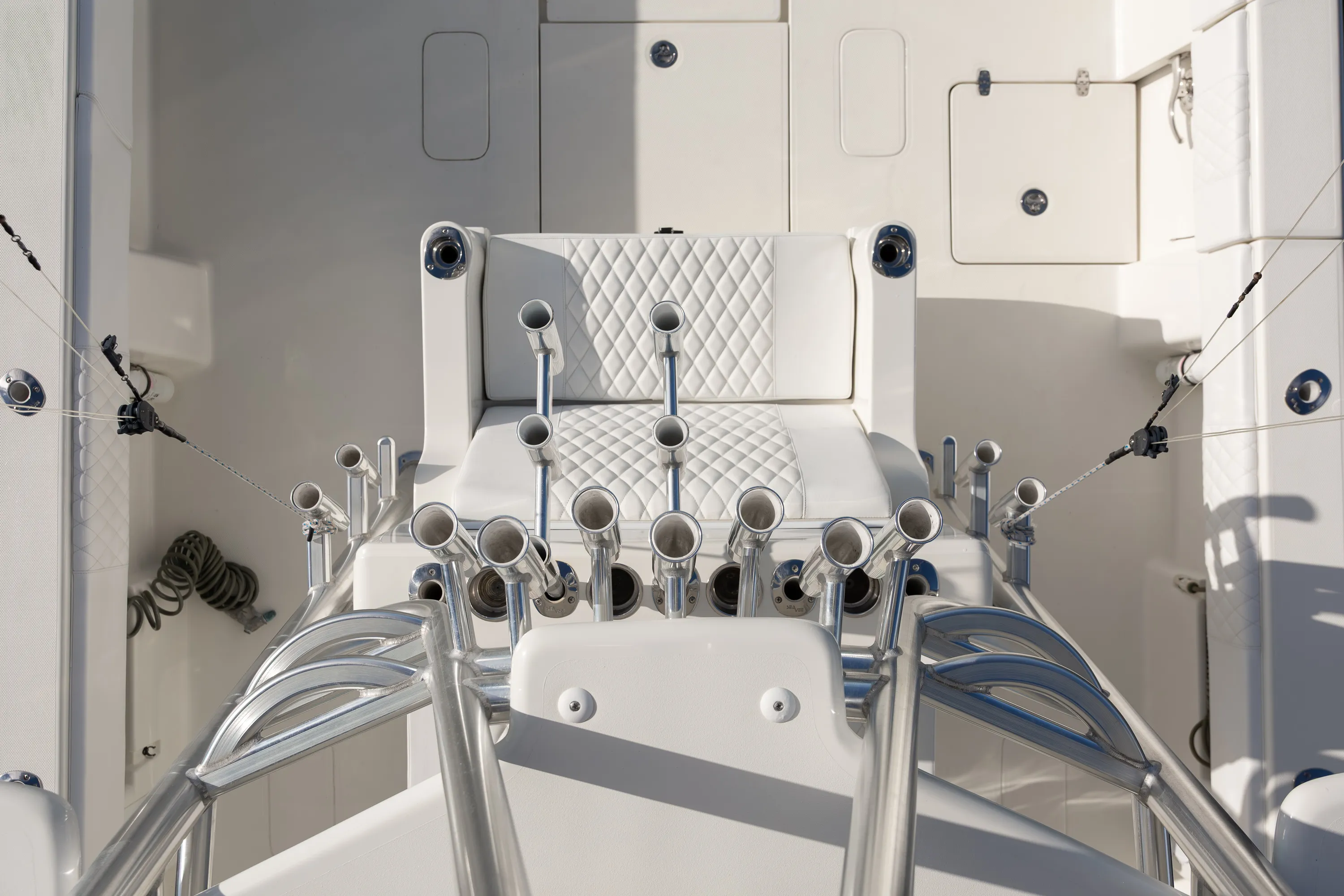 SeaVee 39: leaning post rod holders
