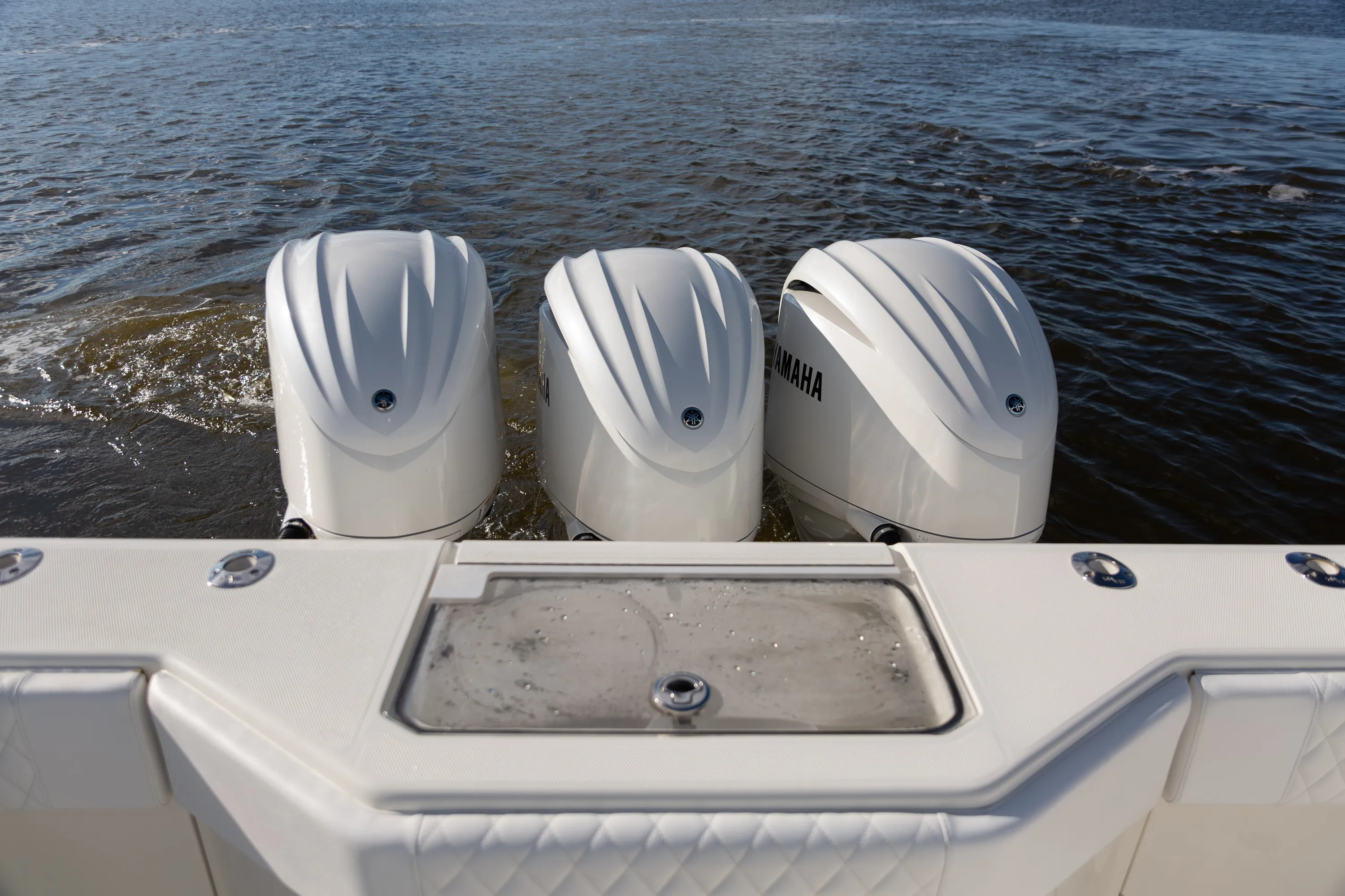 SeaVee 39: transom well clear lid
