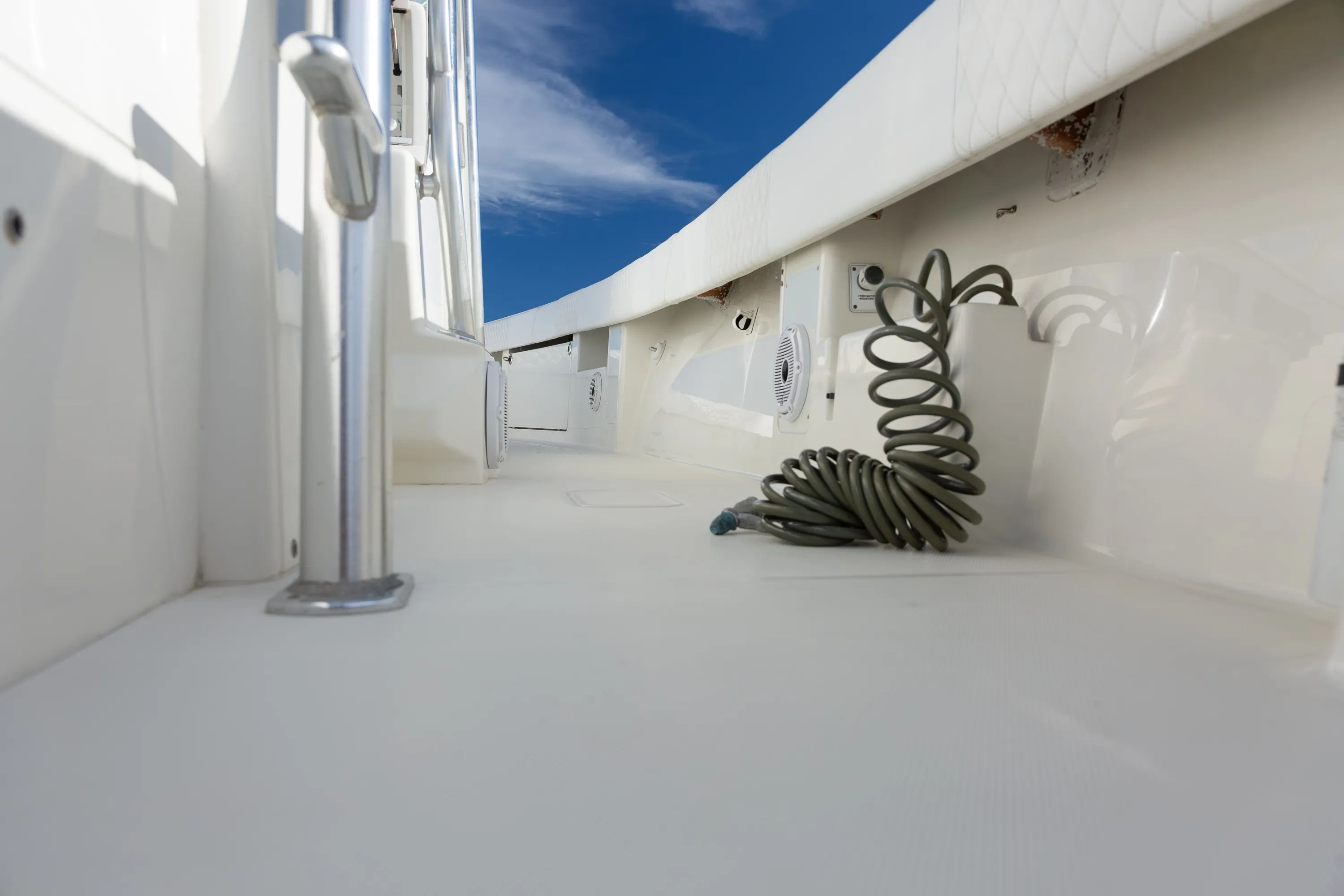 SeaVee 39: side deck washdown hose