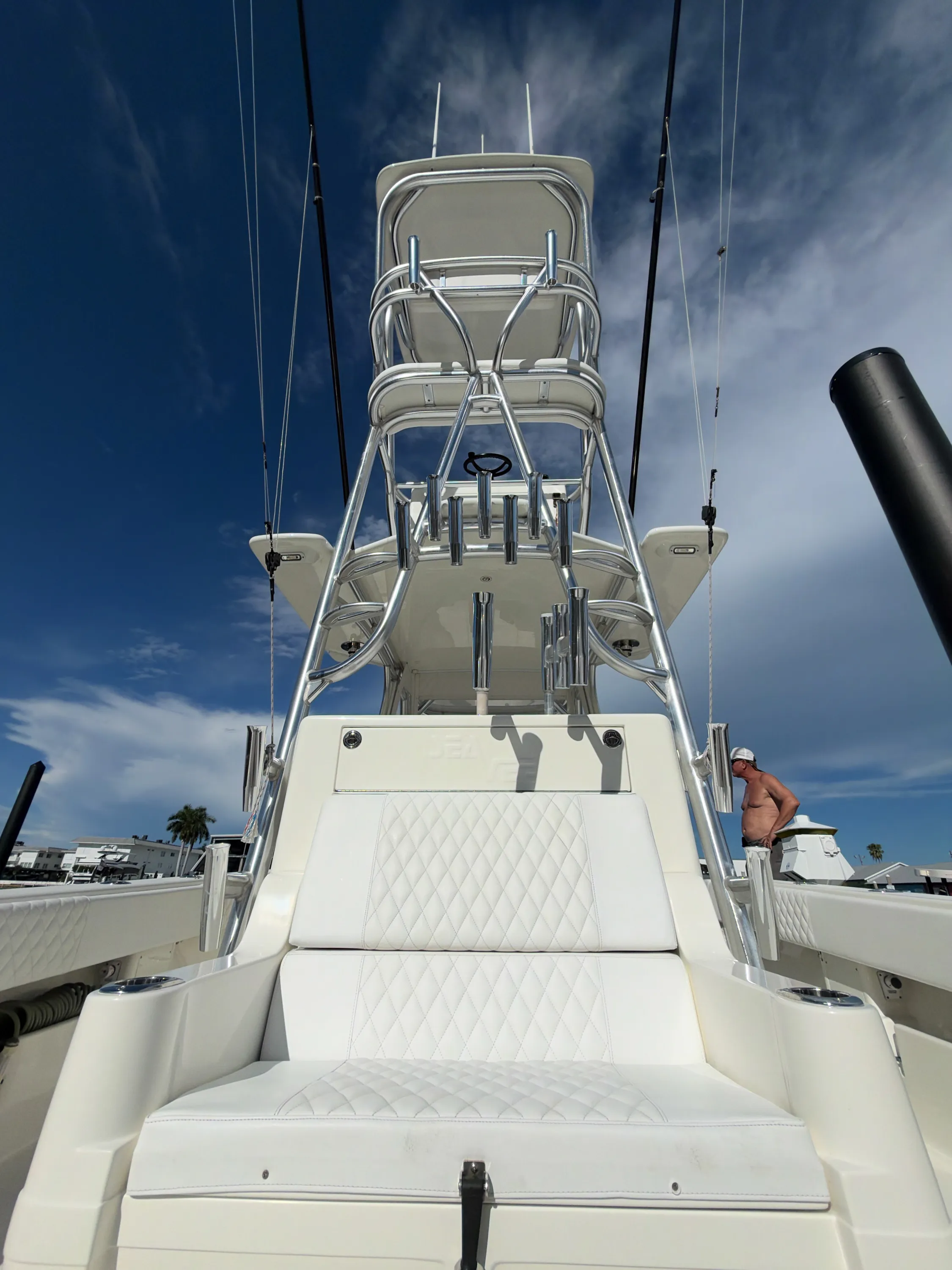 SeaVee 39: leaning post and tower