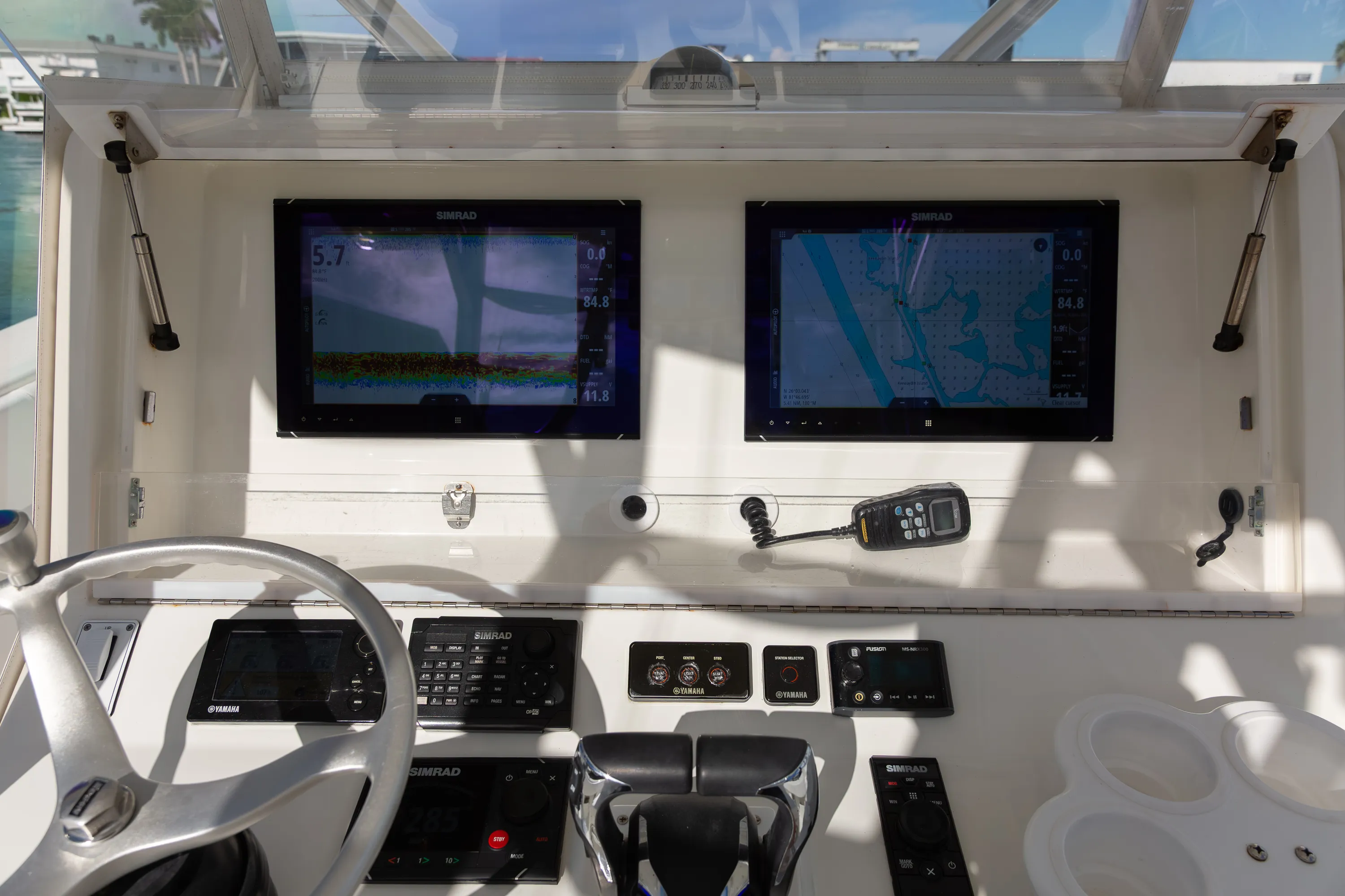 SeaVee 39: helm displays powered on