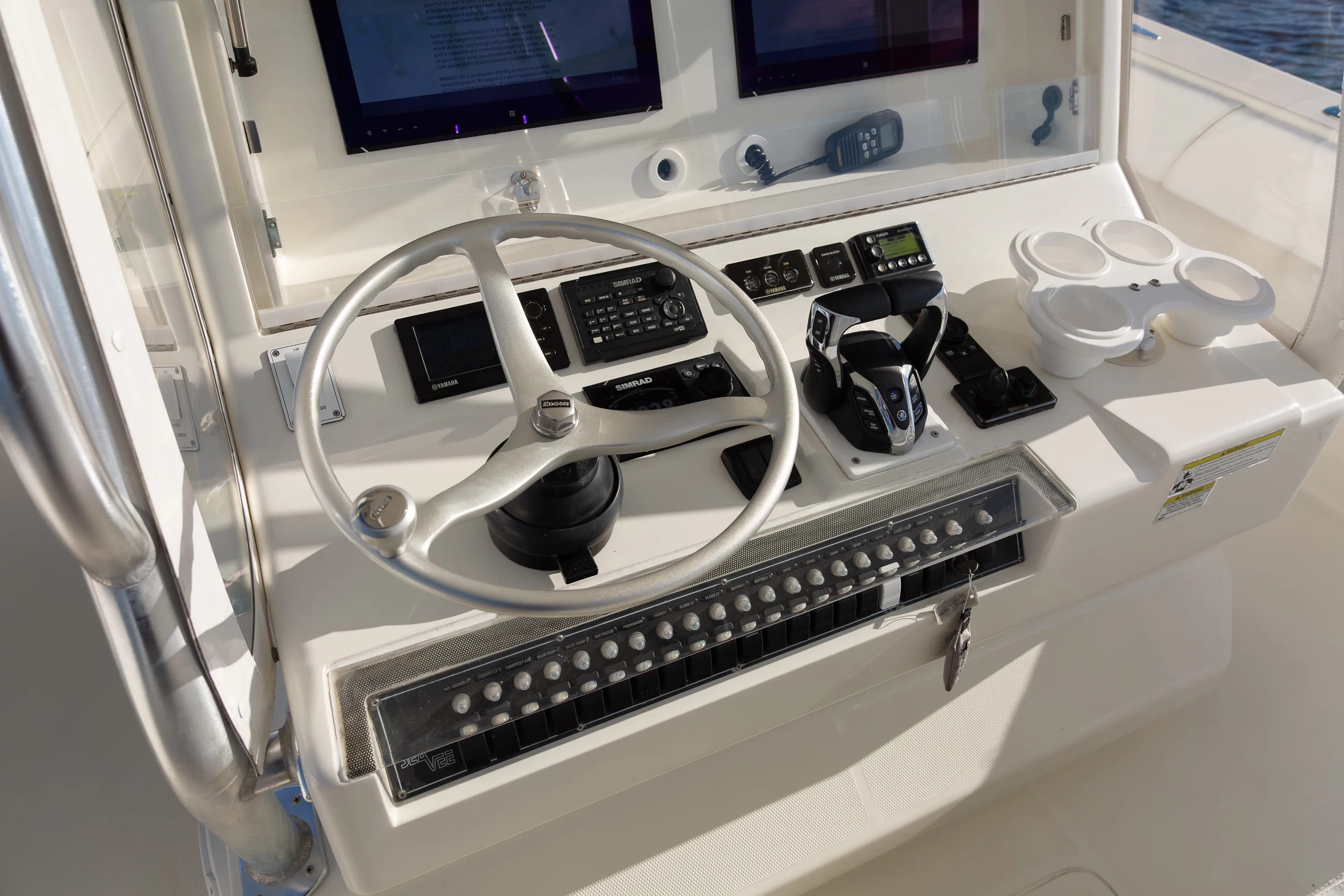 SeaVee 39: helm wheel and controls