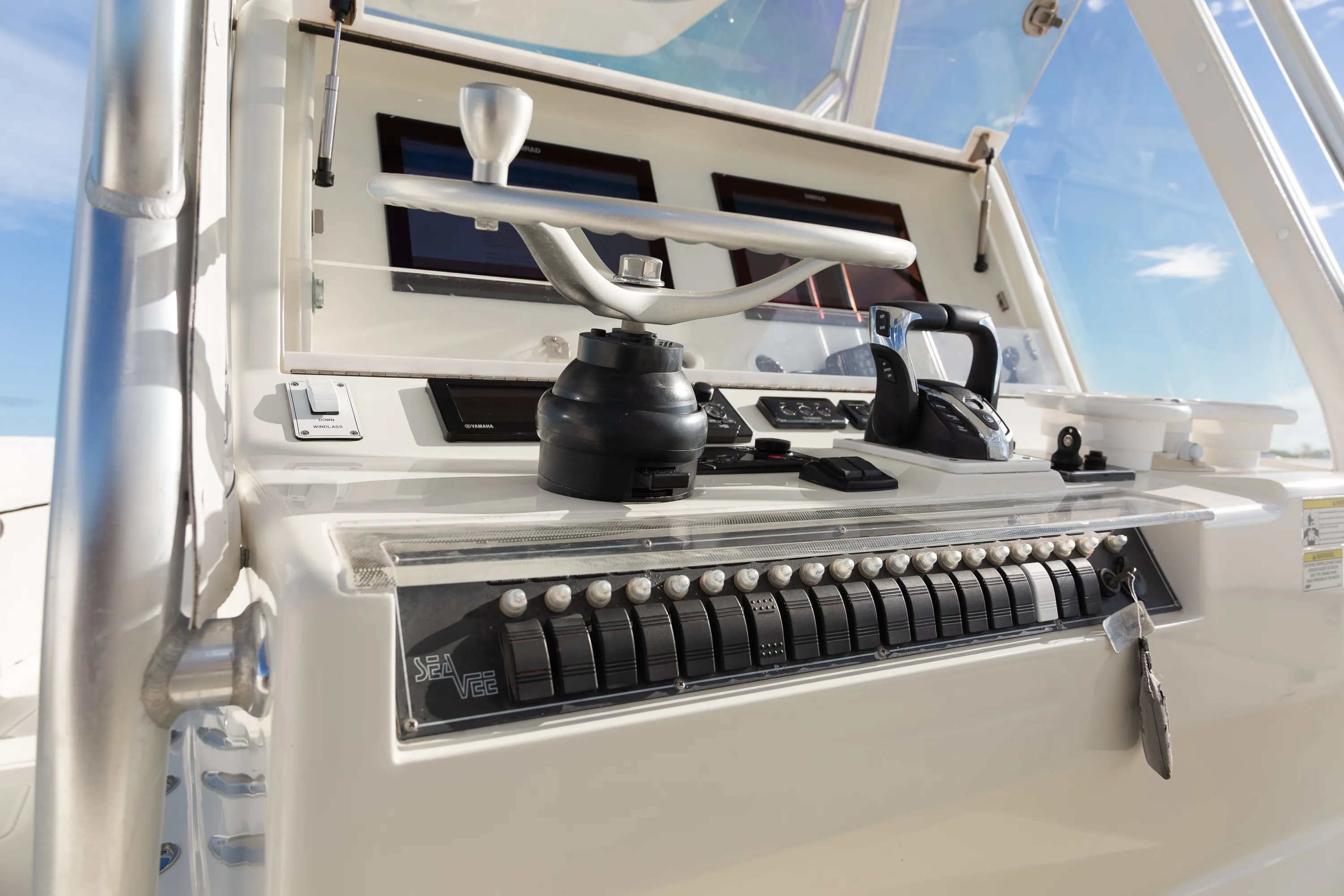 SeaVee 39: helm switch panel and throttle