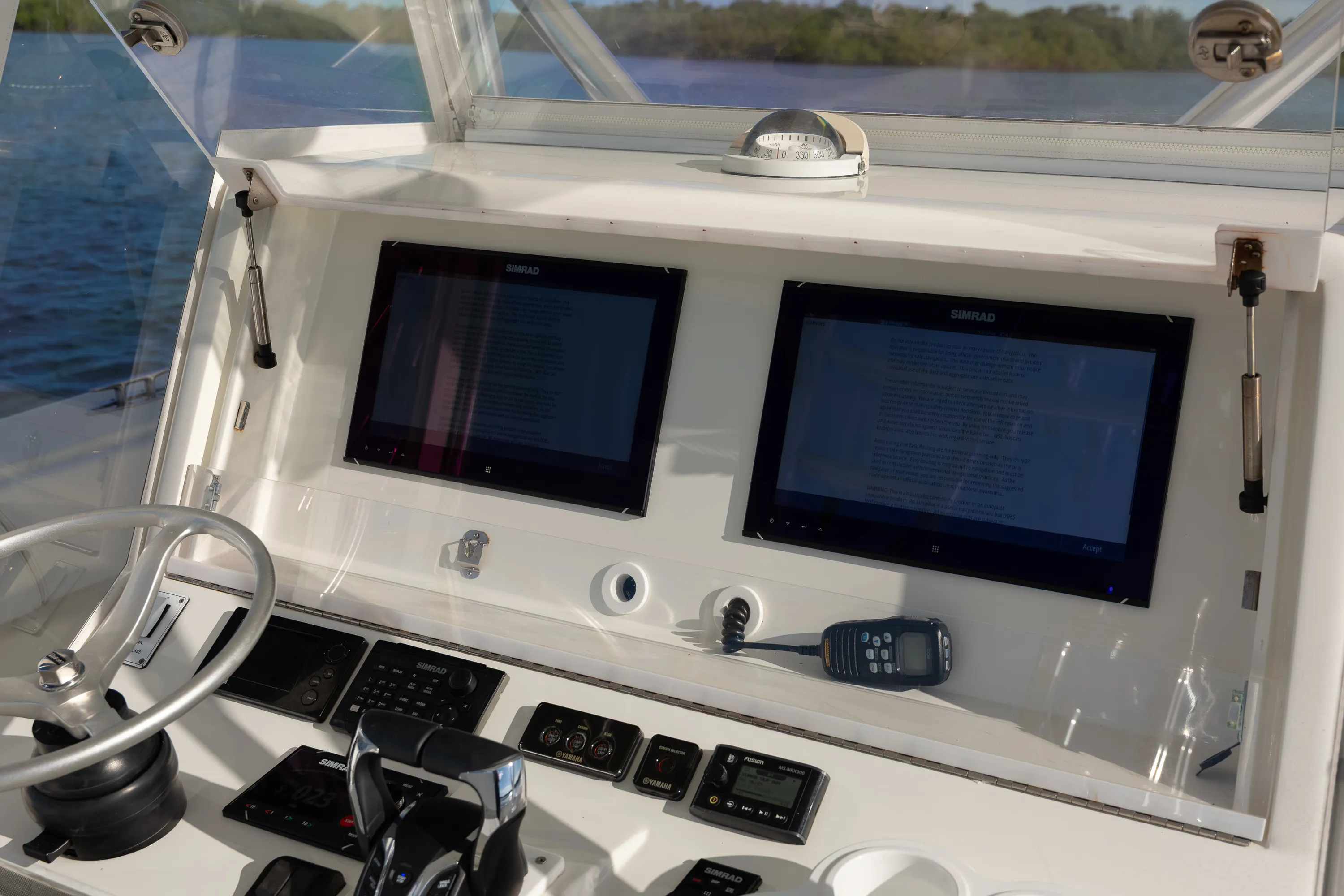 SeaVee 39: helm twin displays close