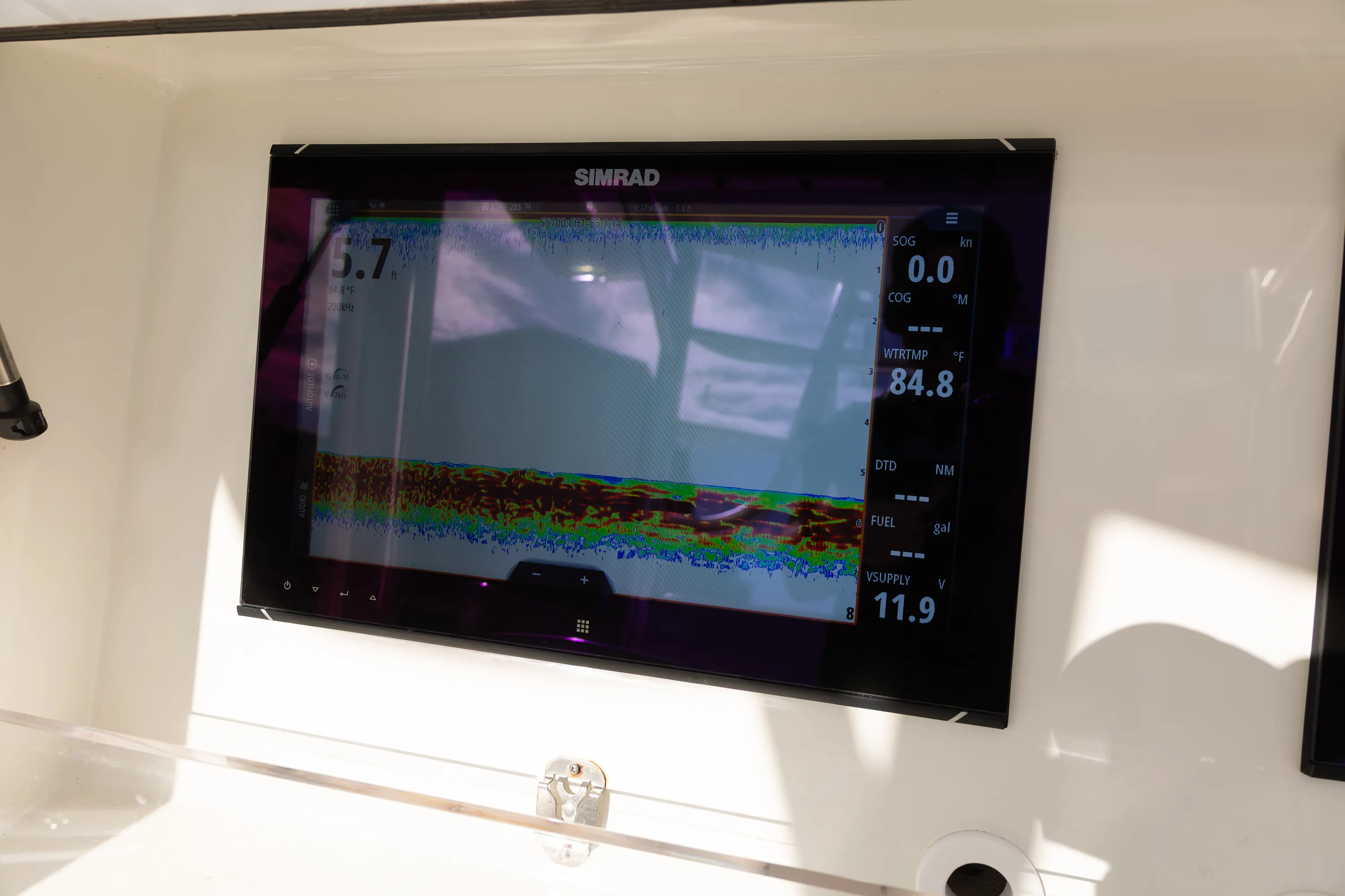 SeaVee 39: helm single display close