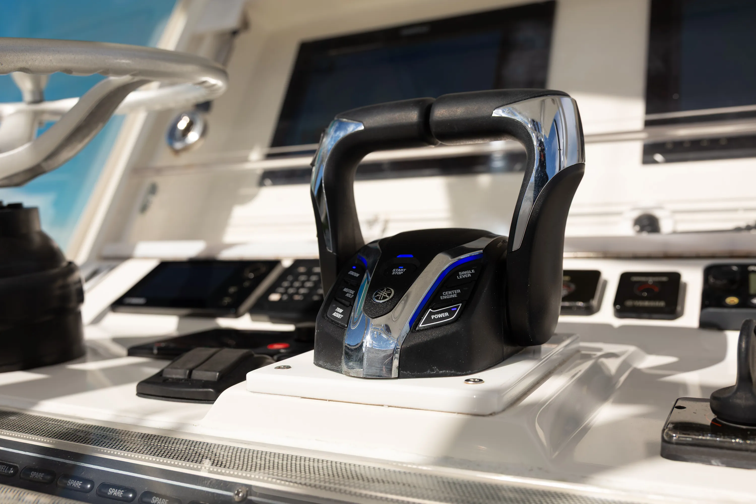 SeaVee 39: helm throttle close