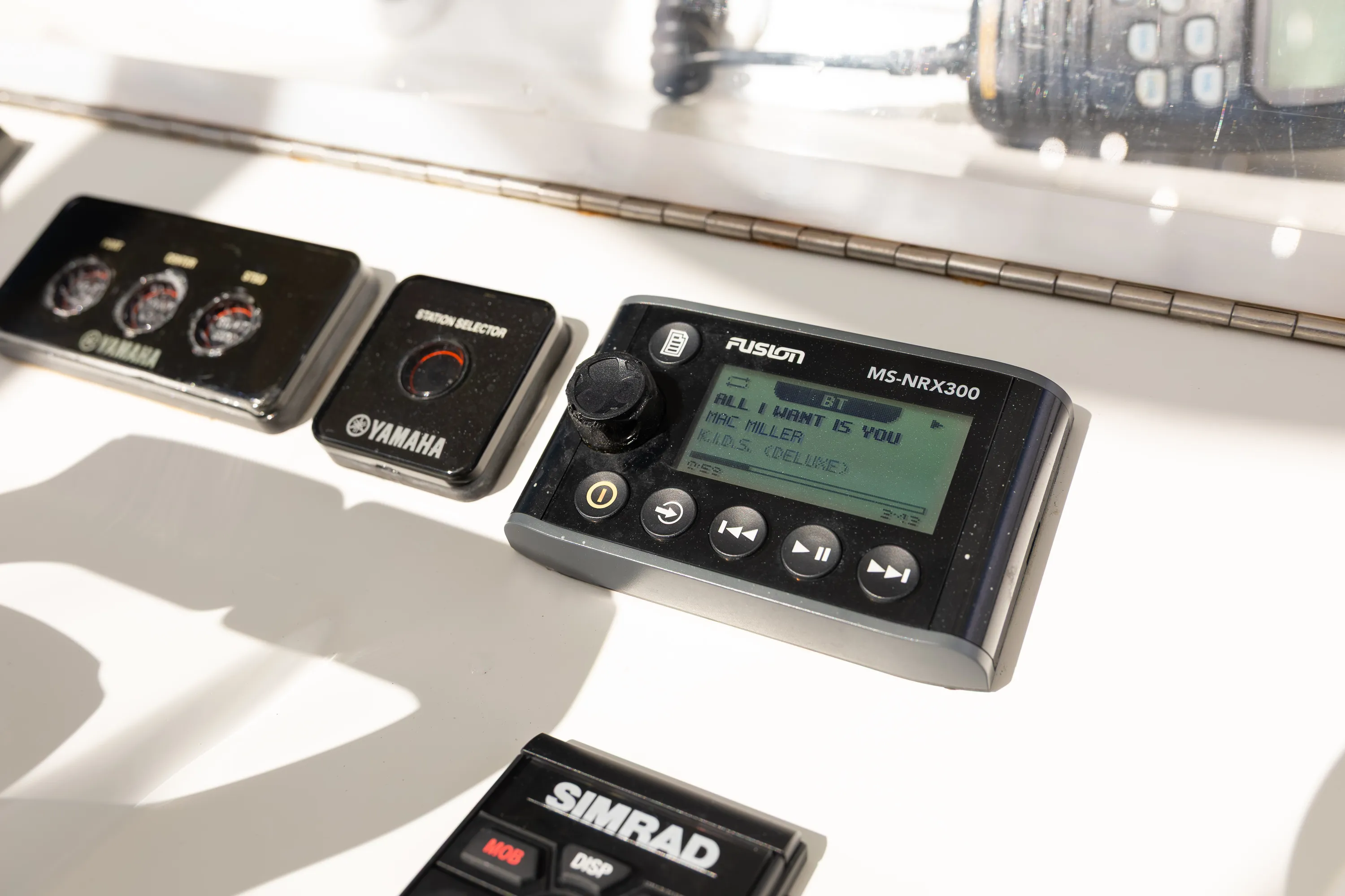 SeaVee 39: helm stereo and gauges