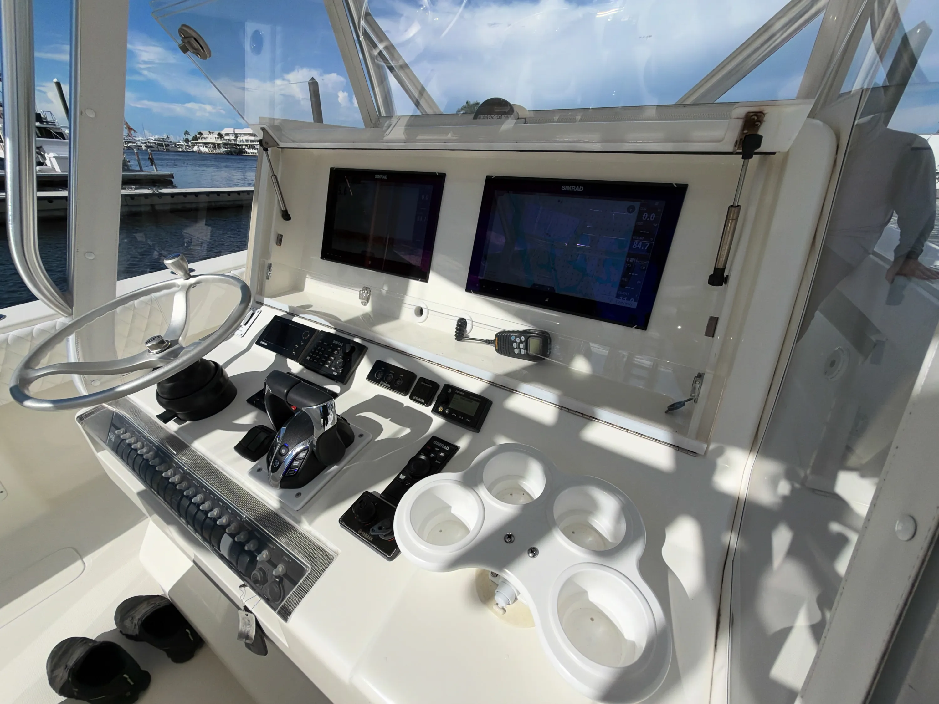 SeaVee 39: helm console from side