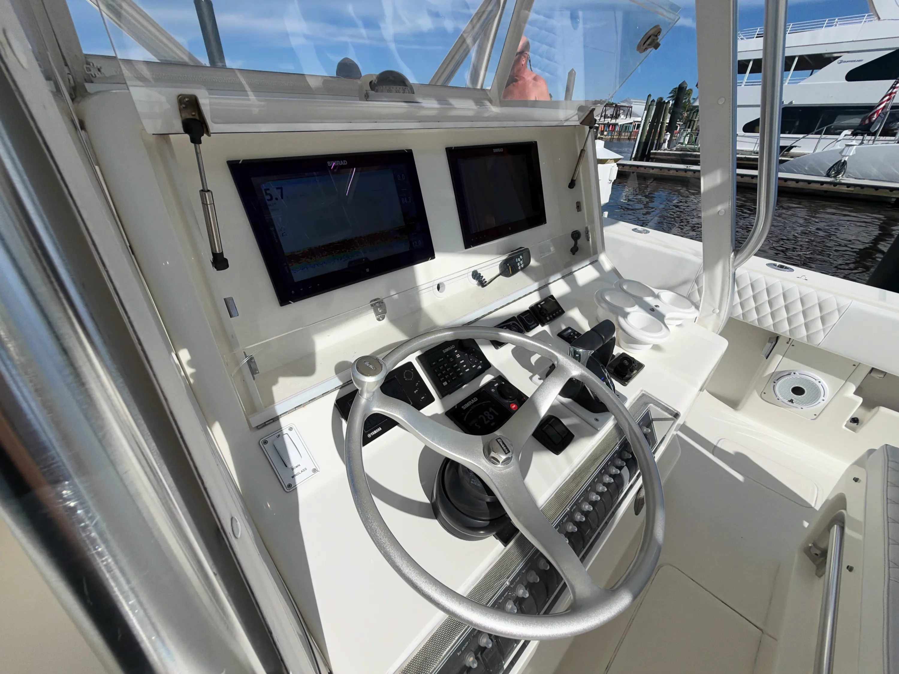 SeaVee 39: helm wheel from side