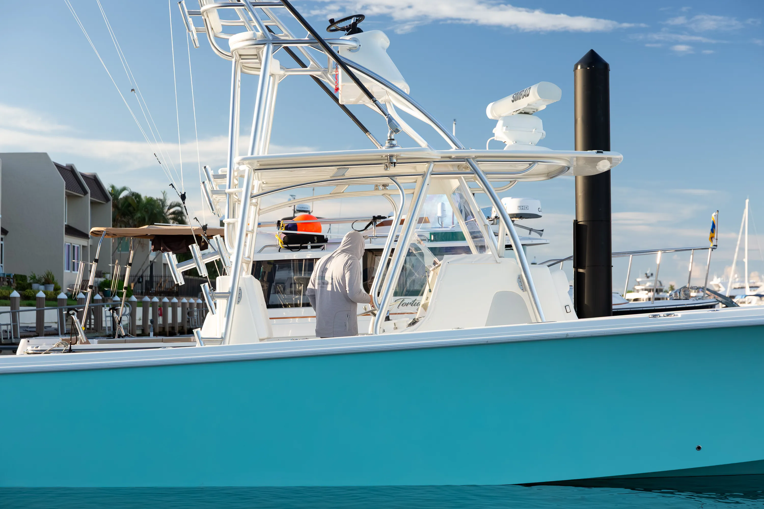 SeaVee 39: hardtop and console side