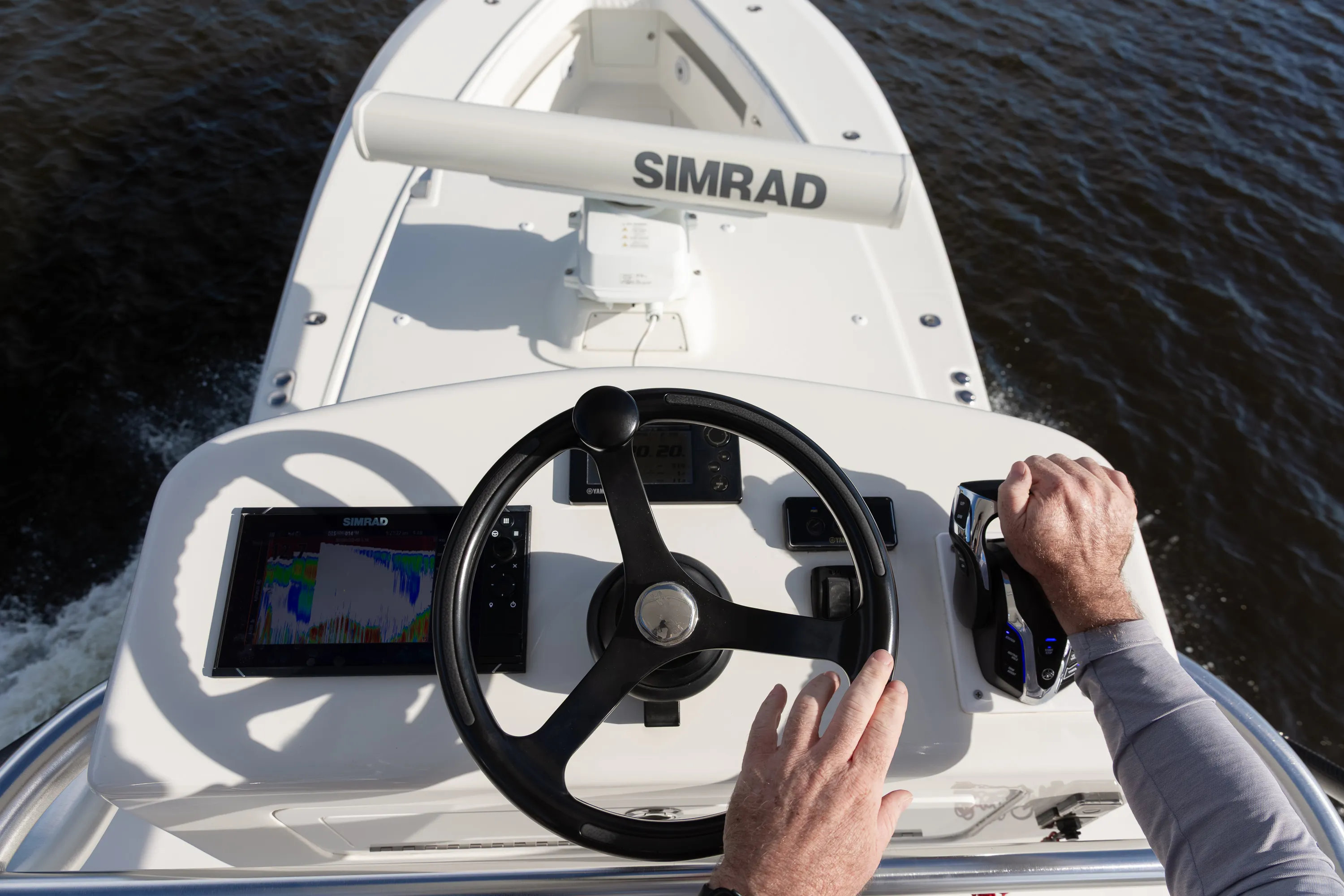 SeaVee 39: tower helm hands on wheel