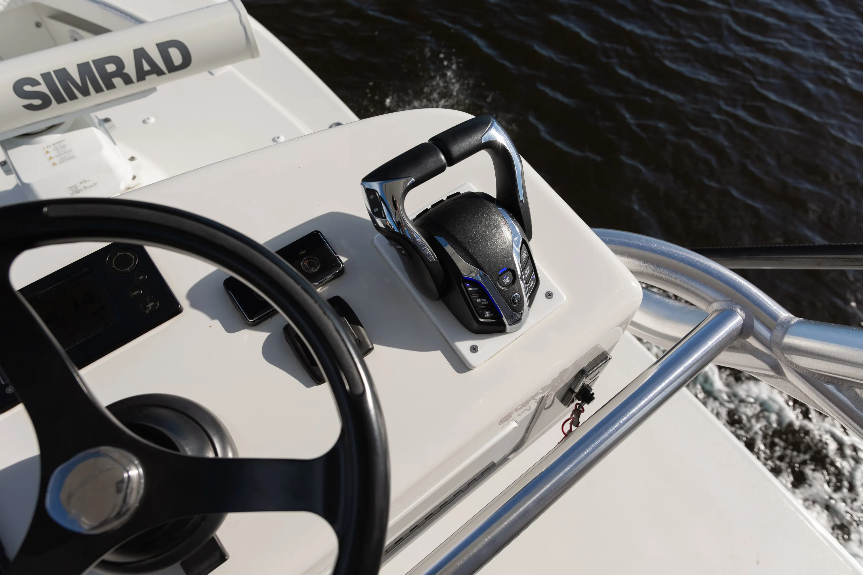 SeaVee 39: tower throttle close