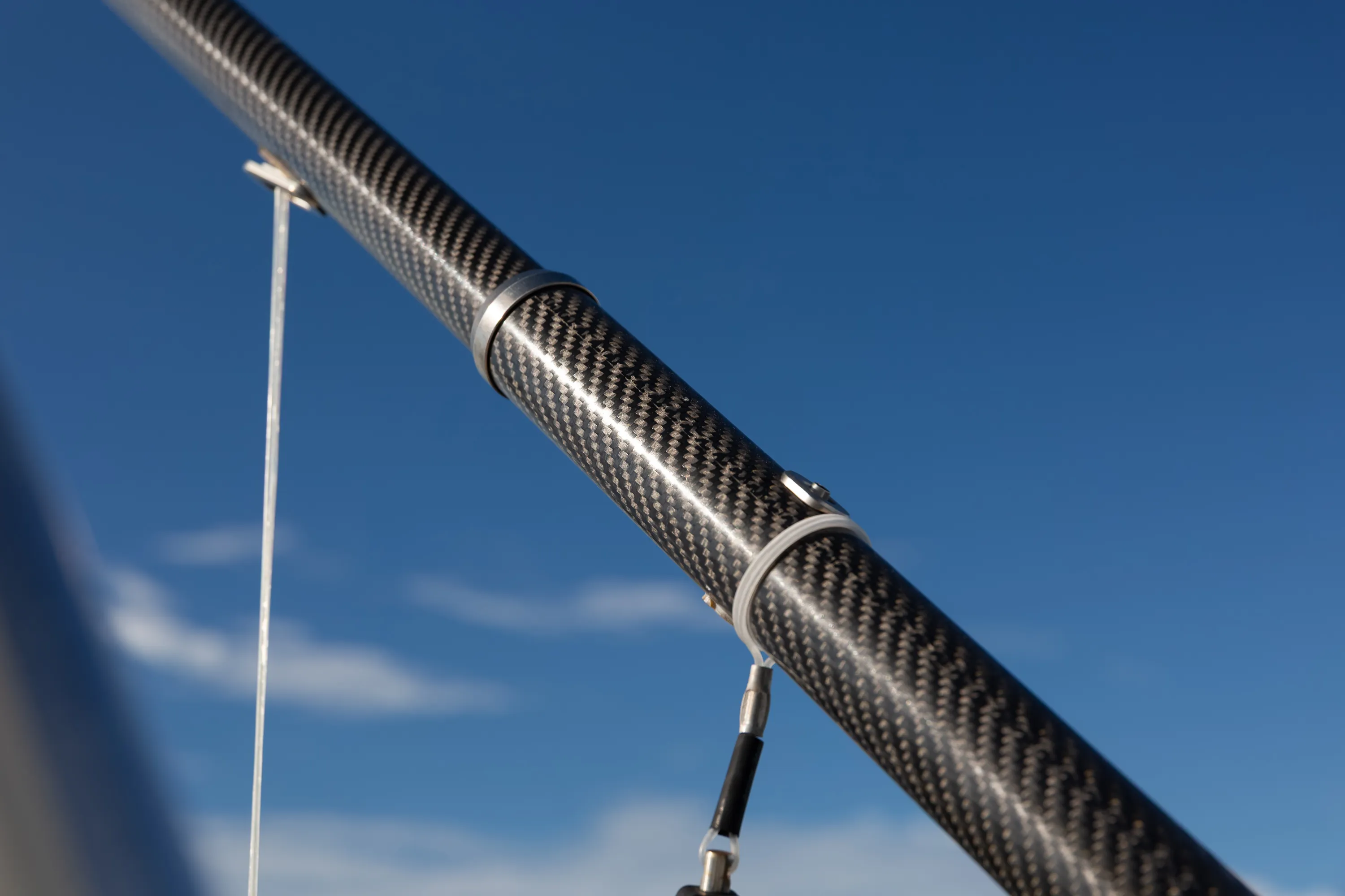 SeaVee 39: carbon outrigger close