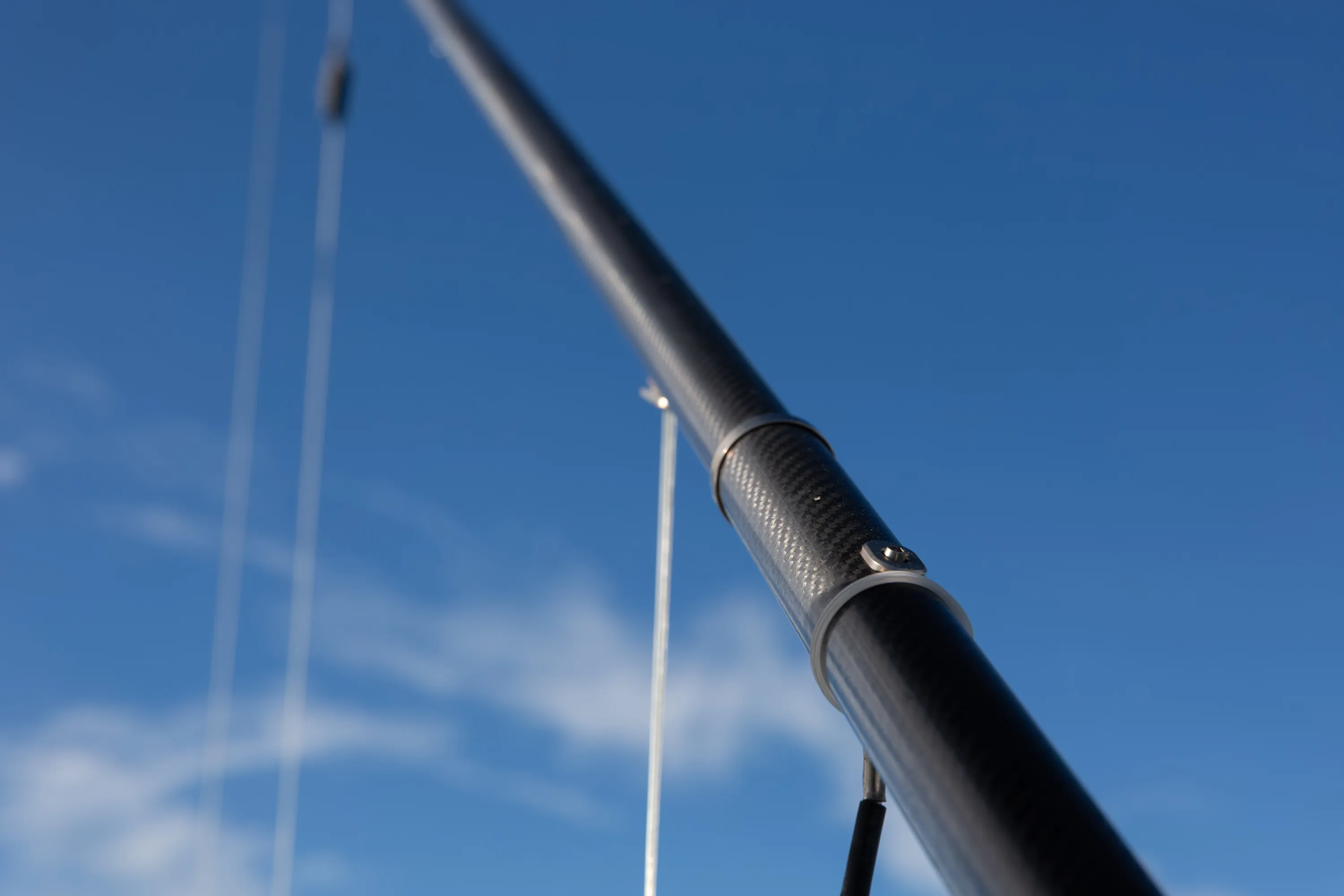 SeaVee 39: carbon outrigger and rigging