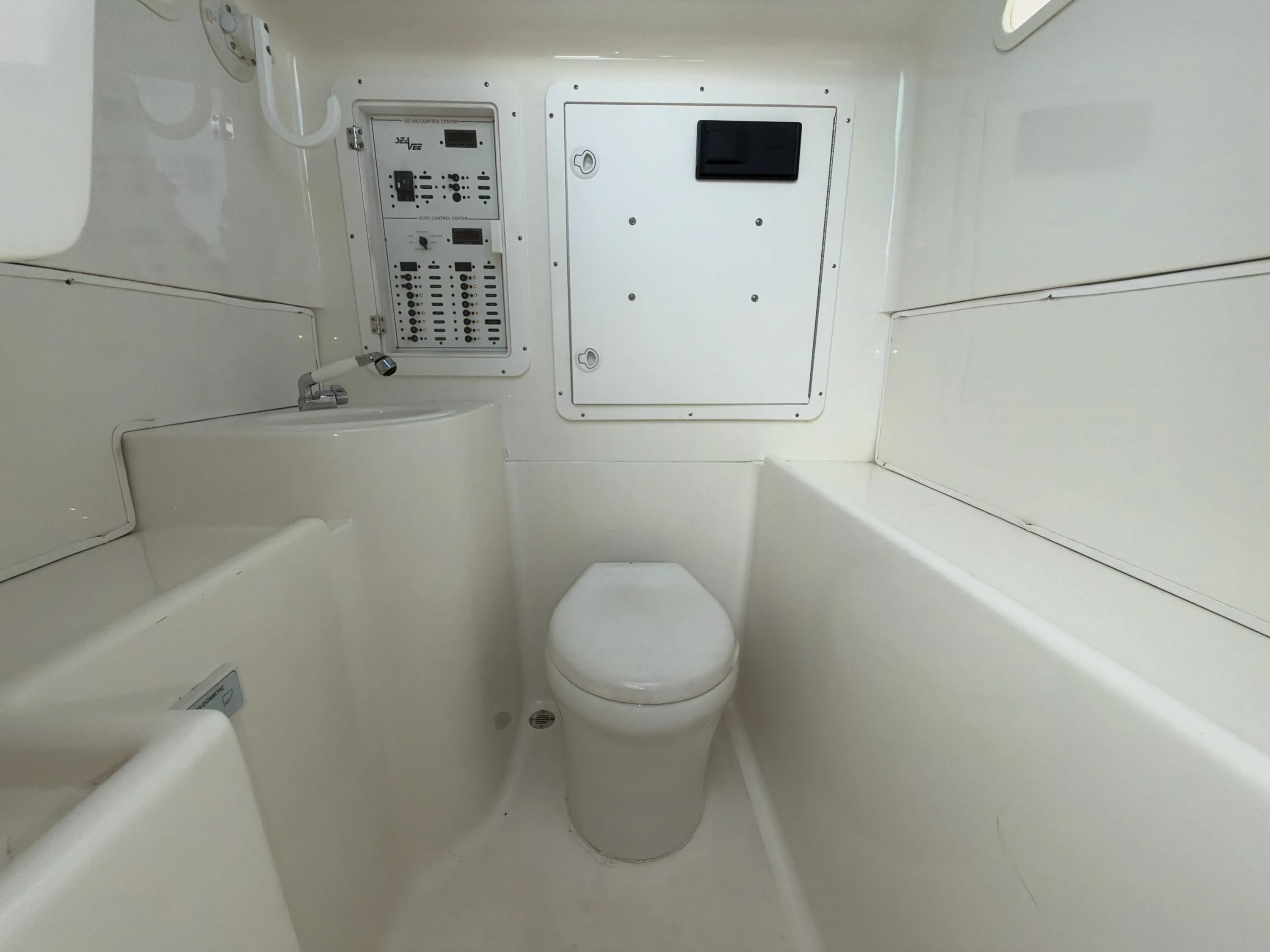 SeaVee 39: head compartment wide