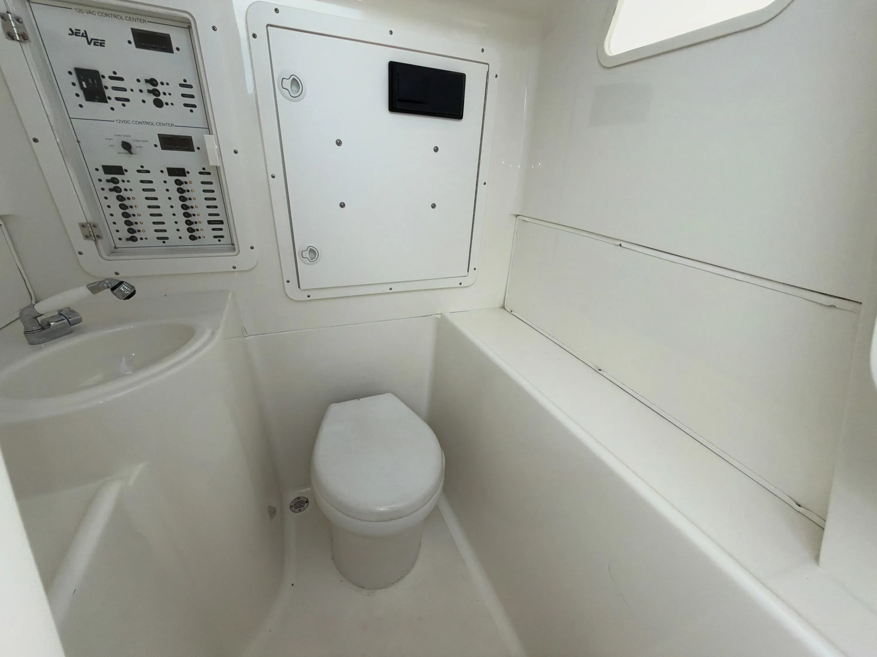 SeaVee 39: head compartment toward panel
