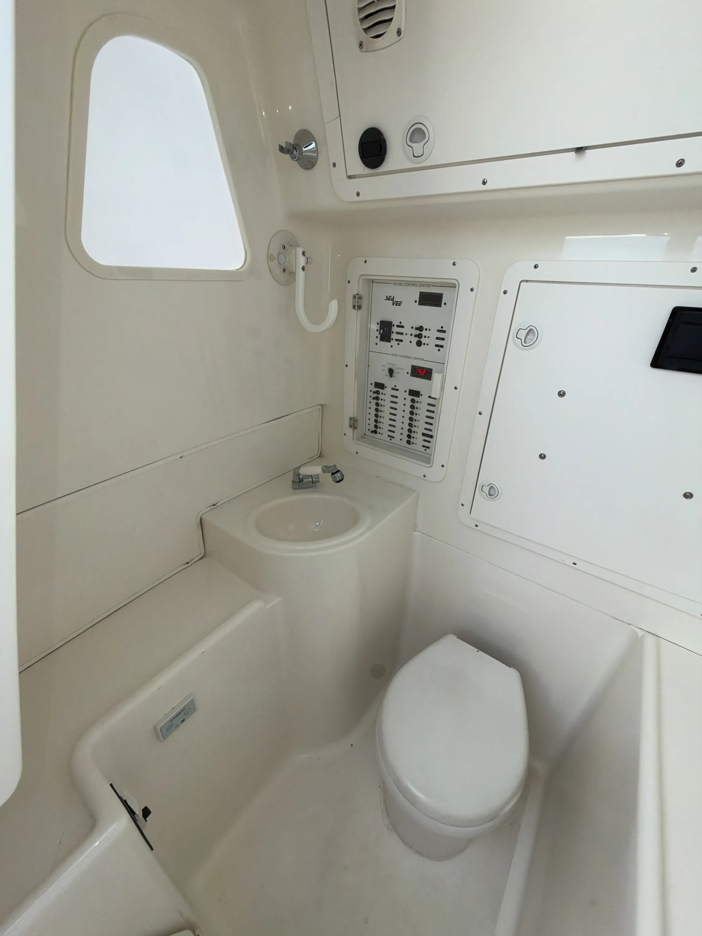 SeaVee 39: head compartment with window